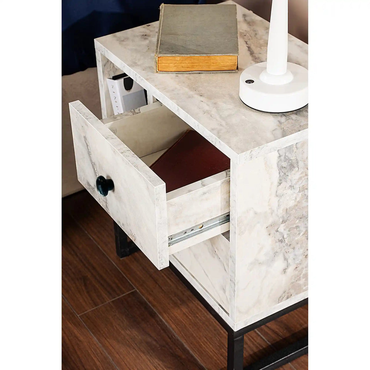 Noptiera GLIMMER, alb cu efect de marmura/negru, PAL/metal, 46x30x50 cm