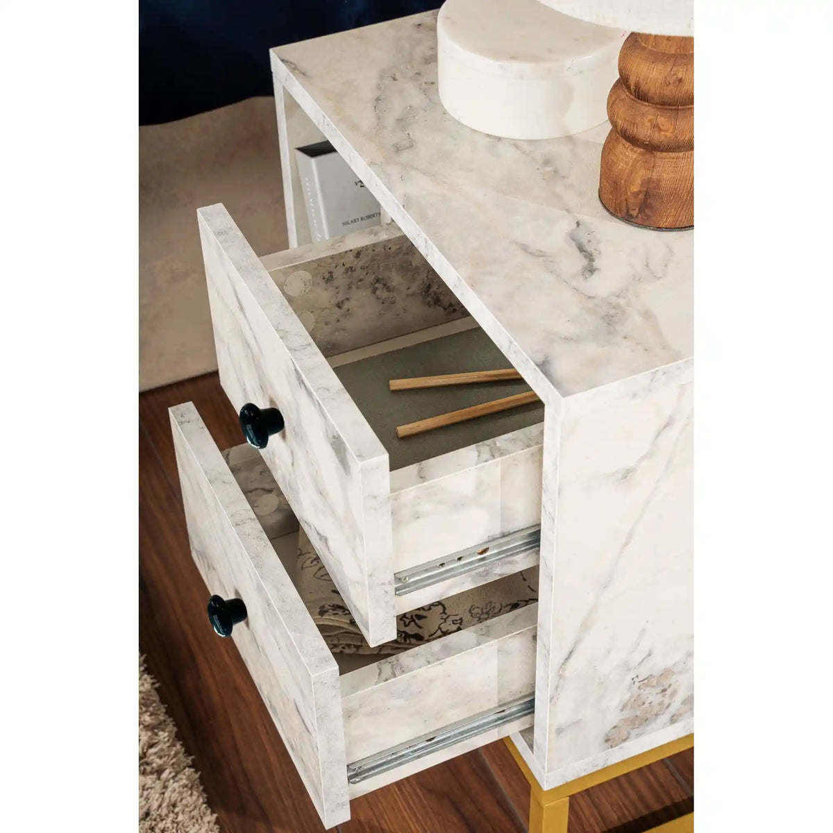 Noptiera GLIMMER, alb cu efect de marmura/auriu, PAL/metal, 46x30x50 cm