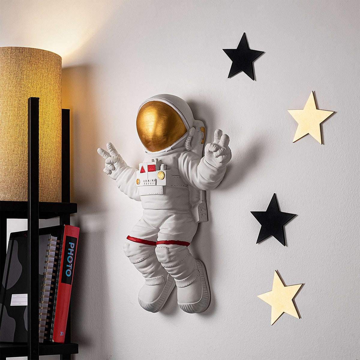Accesoriu decorativ de perete, Peace Sign Astronaut - 1, Alb / Auriu