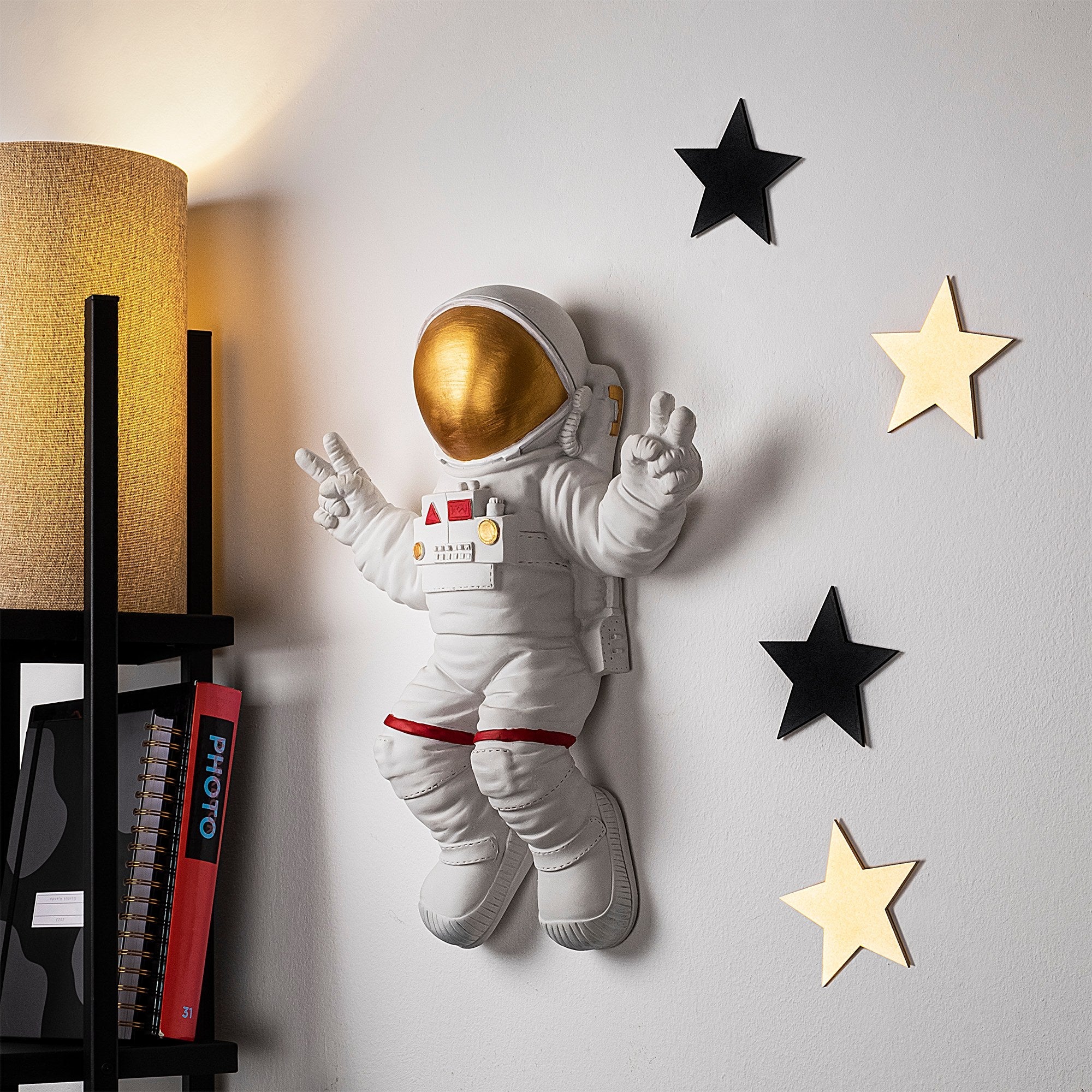 Accesoriu decorativ de perete, Peace Sign Astronaut - 1, Alb / Auriu