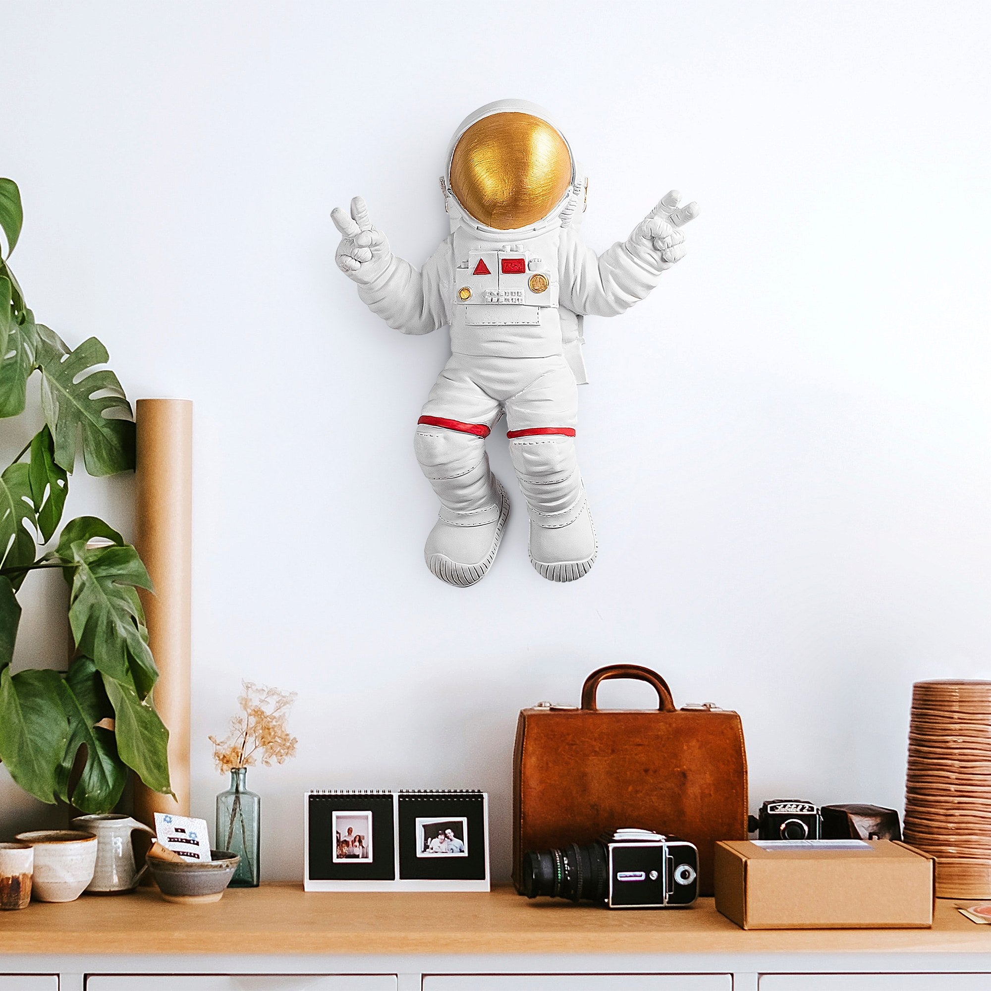 Accesoriu decorativ de perete, Peace Sign Astronaut - 1, Alb / Auriu