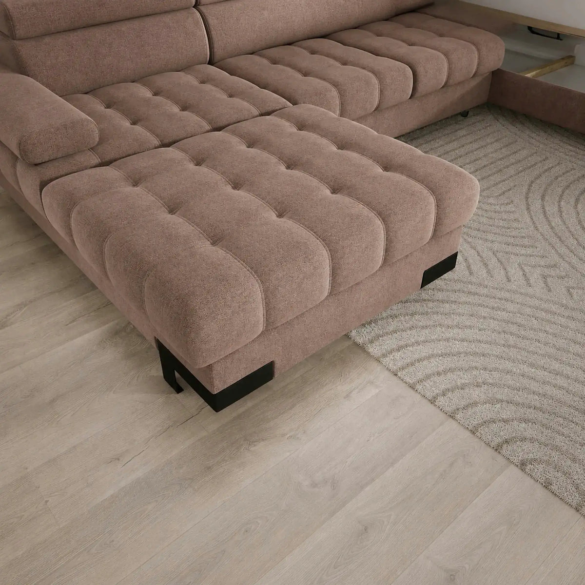 Coltar extensibil SELVA XL, sezlong dreapta, stofa catifelata maro - Palladium 4, cu lada depozitare si tetiere reglabile, 339x223x95 cm