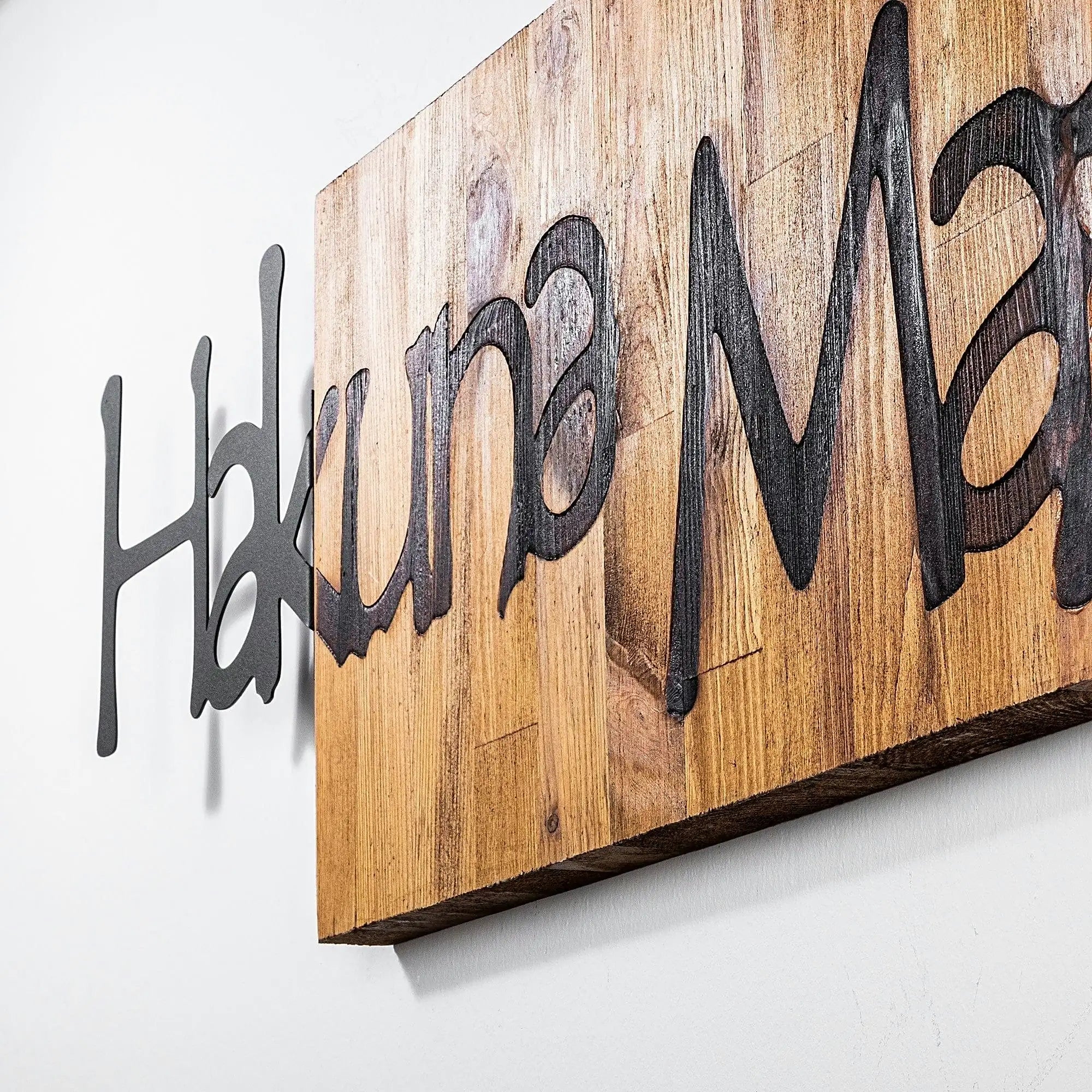 Decoratiune perete HAKUNA MATATA 4, negru/nuc, metal/lemn, 108x3x30 cm