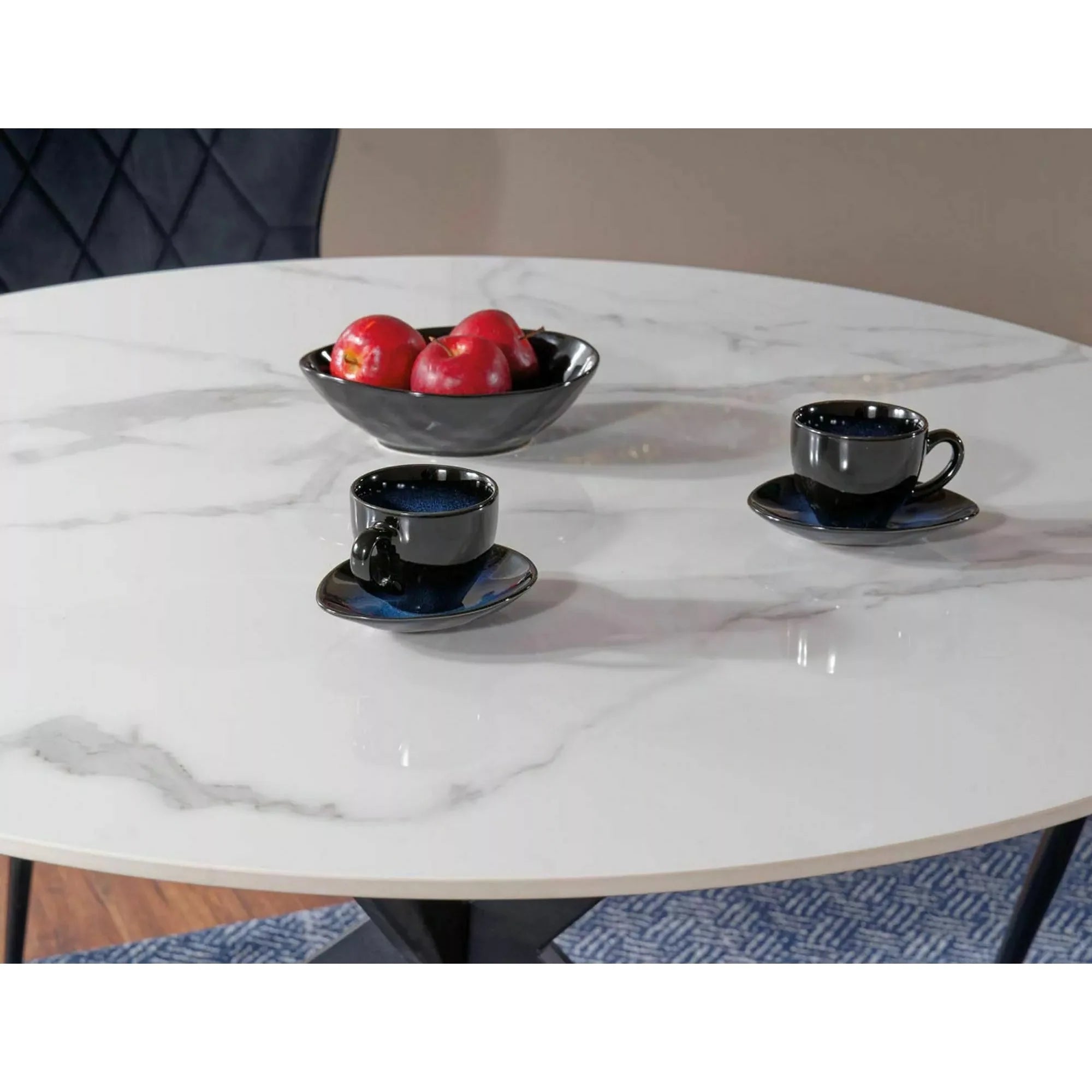 Masa TALIA, alb cu efect de marmura/negru mat, ceramica/metal, 90x90x75 cm