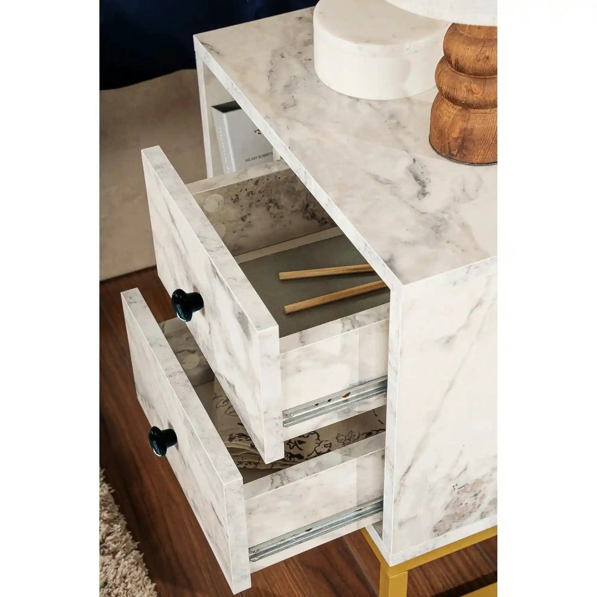 Noptiera GLIMMER, alb cu efect de marmura/auriu, PAL/metal, 46x30x50 cm
