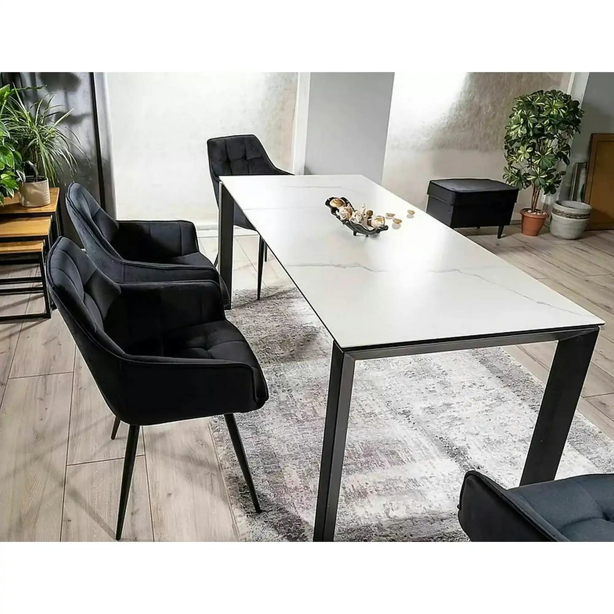 Scaun Lilia, negru, stofa catifelata/metal, 59x45x90 cm