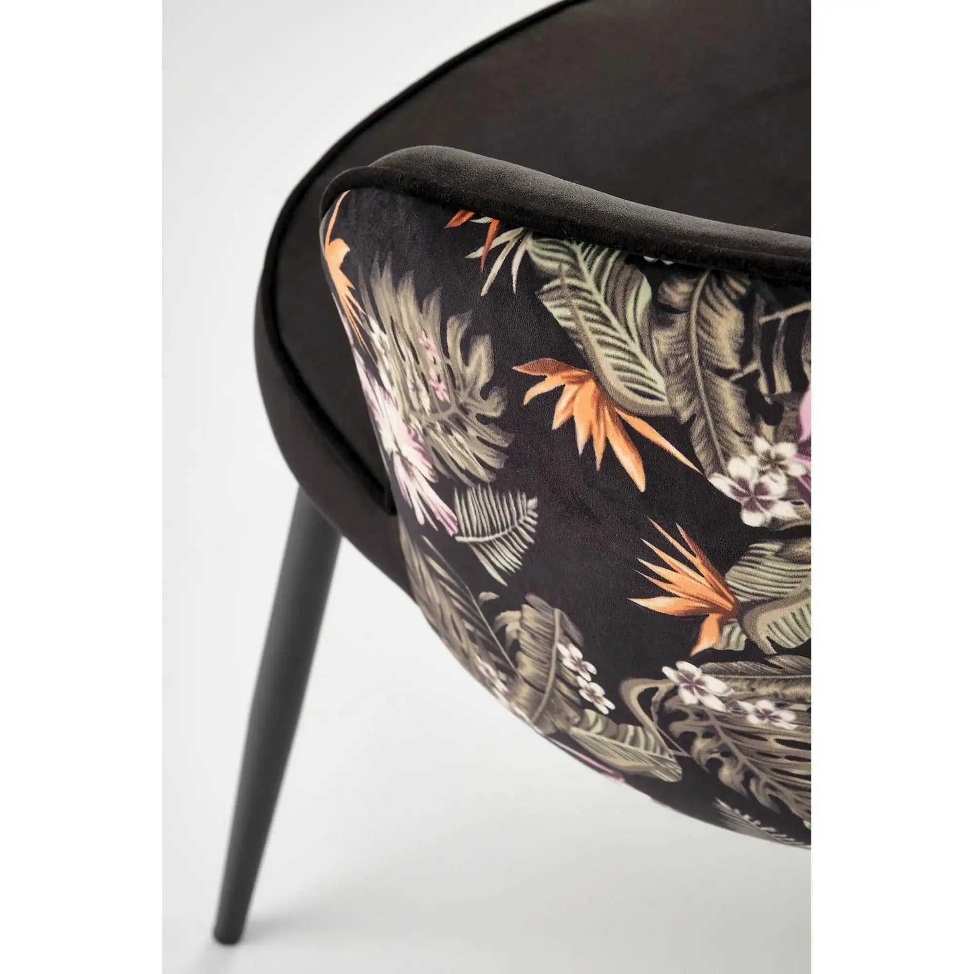 Scaun tapitat K506, negru, cu imprimeu floral, stofa catifelata, 55x60x82 cm