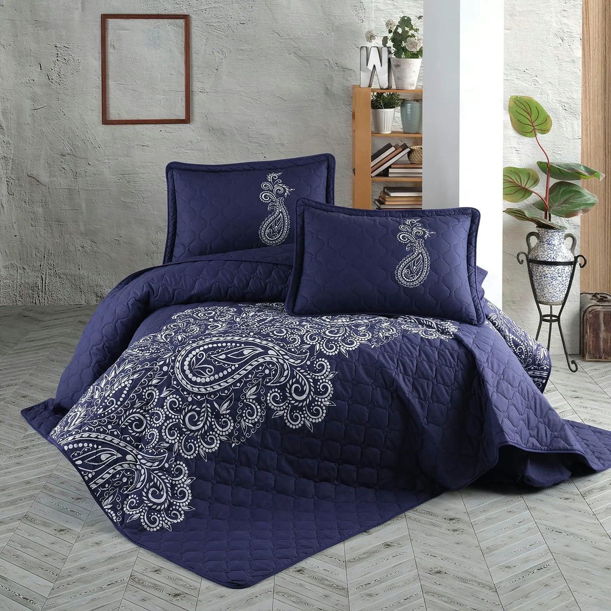 Set cuvertura matlasata pat dublu NILLA V1, albastru inchis/alb, bumbac, 240x260 cm, cu 2 fete de perna
