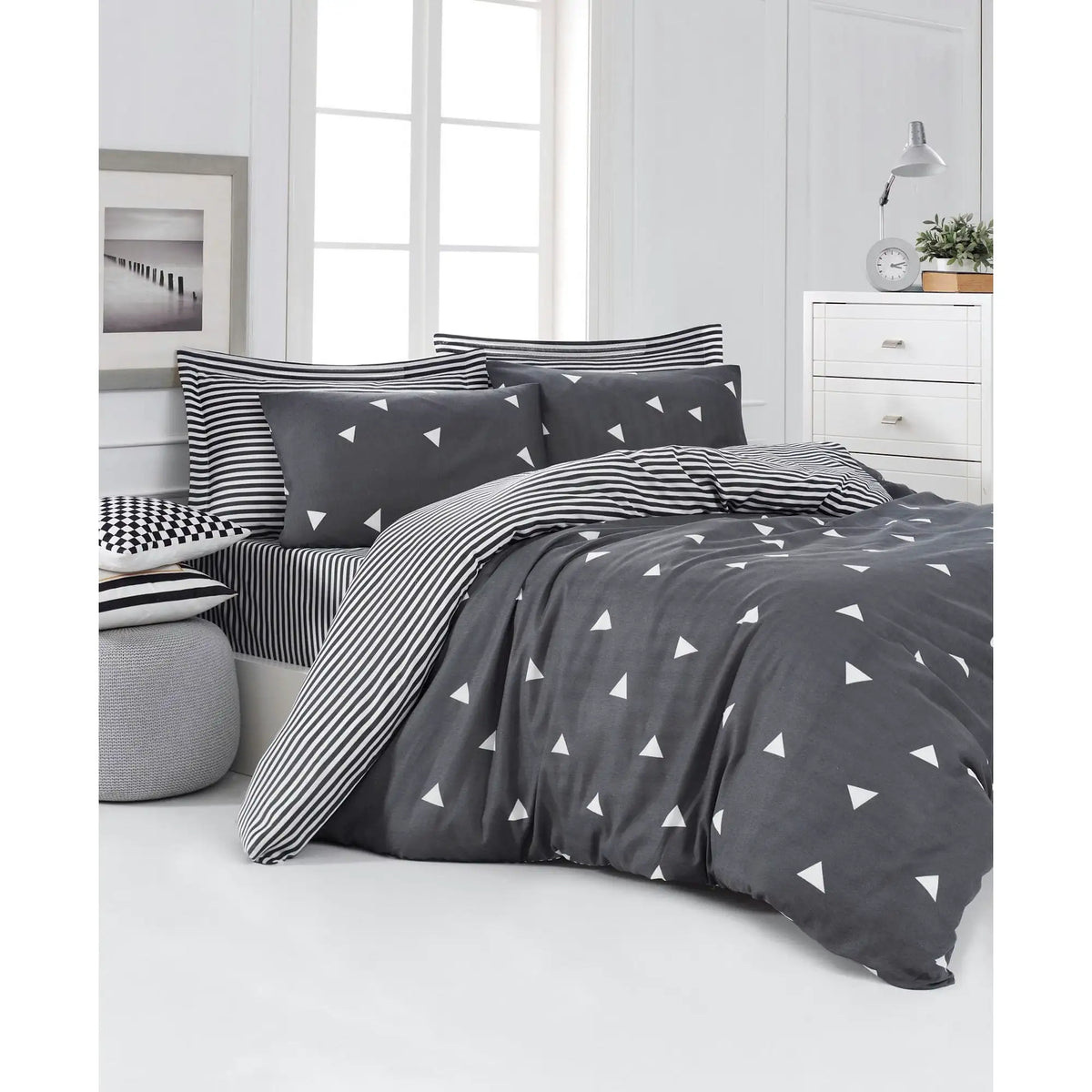 Set lenjerie pat 143EPJ4425, bumbac/poliester, gri/alb, 220x240 cm, cu husa pat, cearceaf pilota si 2 fete de perna