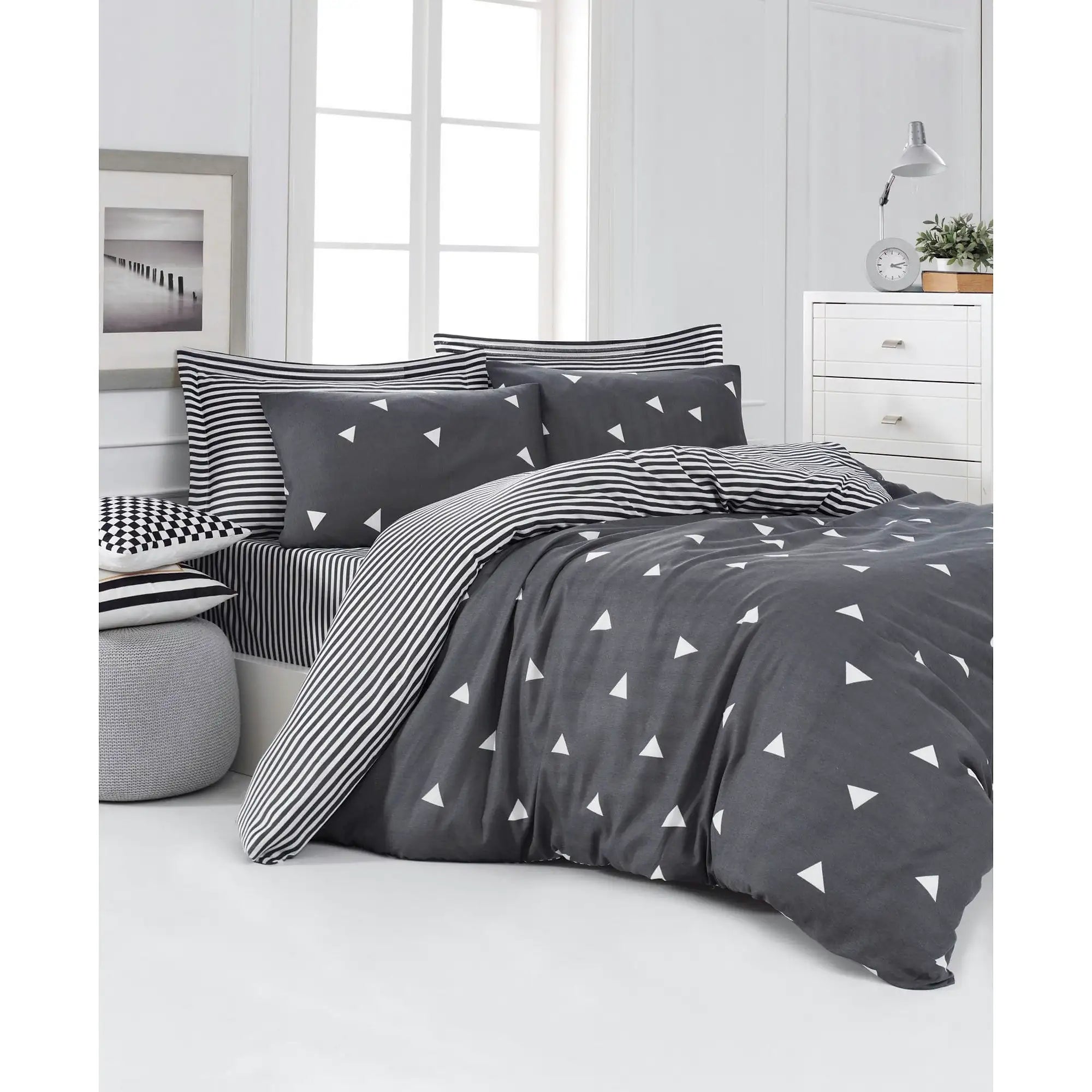 Set lenjerie pat 143EPJ4425, bumbac/poliester, gri/alb, 220x240 cm, cu husa pat, cearceaf pilota si 2 fete de perna