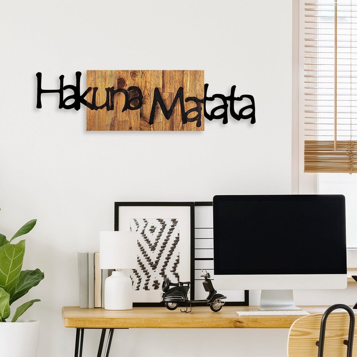 Decoratiune perete HAKUNA MATATA 4, negru/nuc, metal/lemn, 108x3x30 cm
