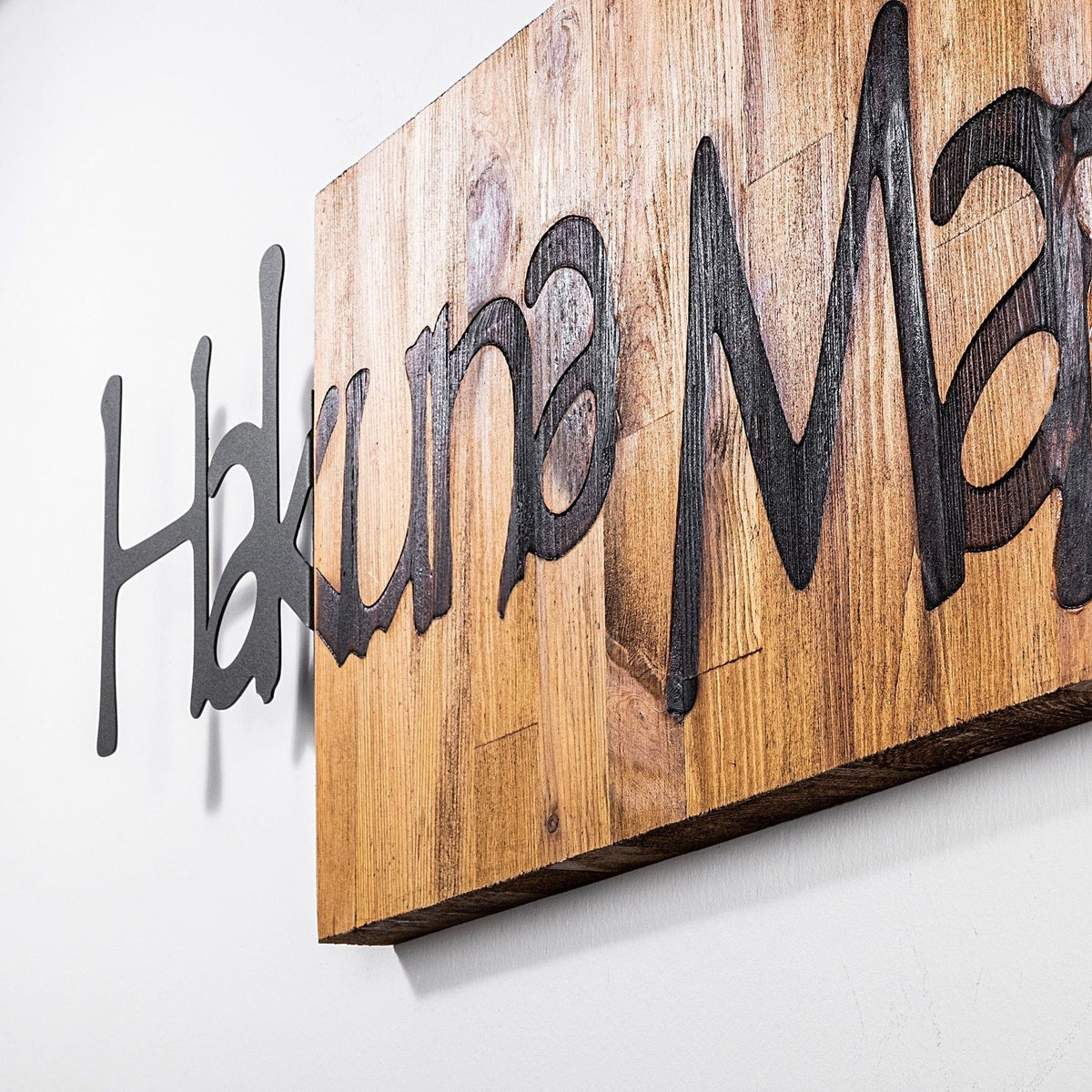 Decoratiune perete HAKUNA MATATA 4, negru/nuc, metal/lemn, 108x3x30 cm