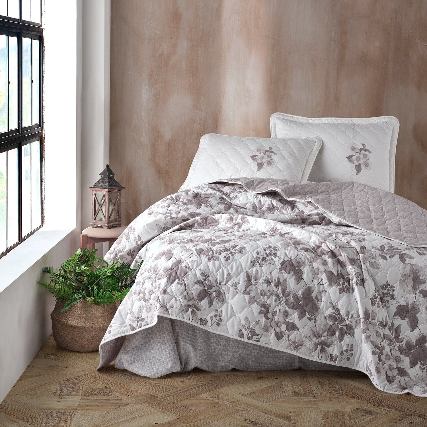 Set cuvertura matlasata pat dublu MIAROSA, alb/bej, bumbac, 240x260 cm, cu 2 fete de perna