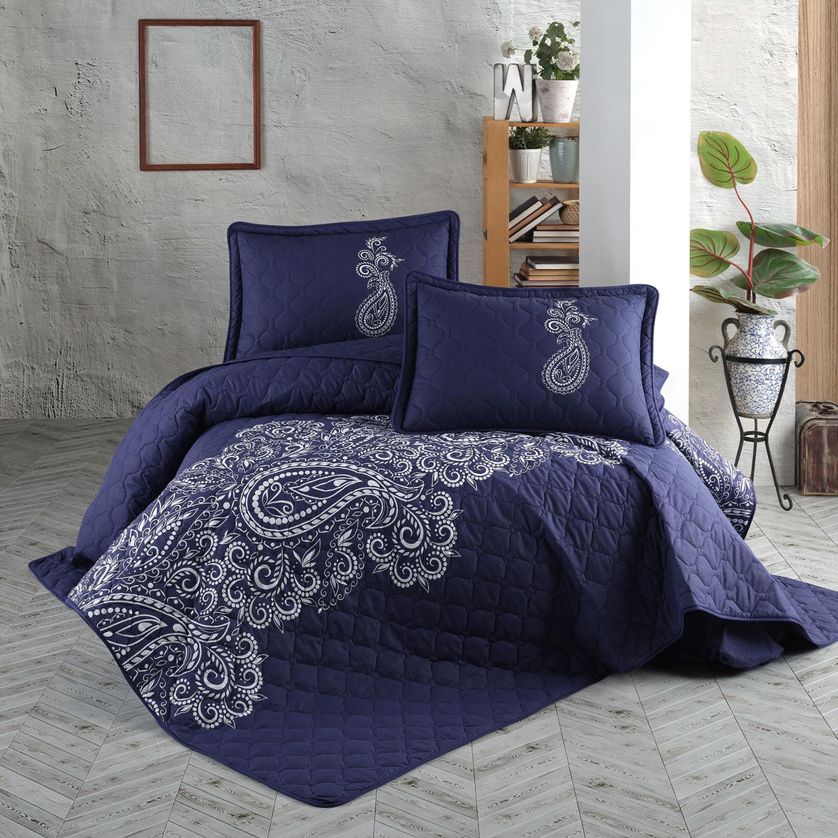 Set cuvertura matlasata pat dublu NILLA V1, albastru inchis/alb, bumbac, 240x260 cm, cu 2 fete de perna