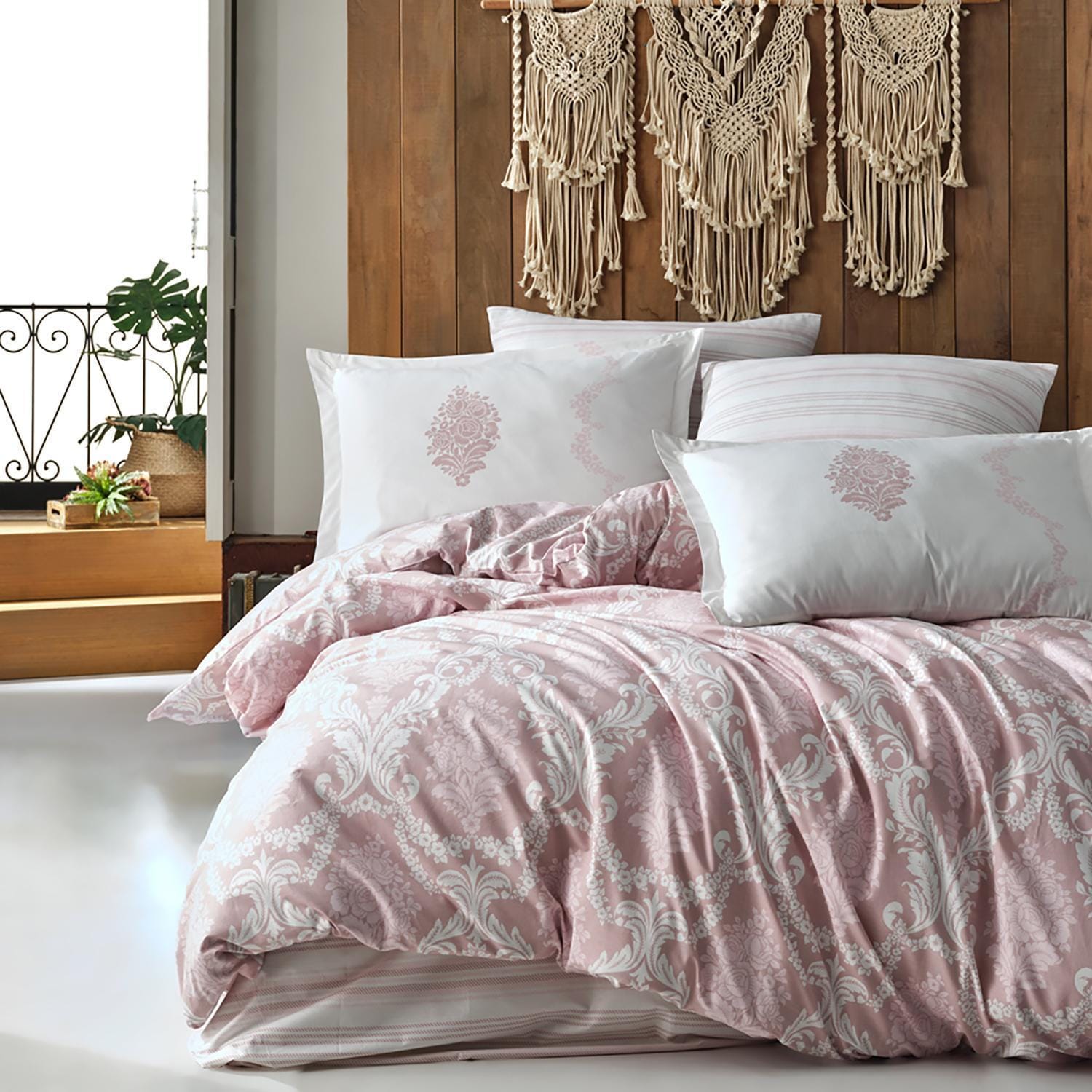 Set lenjerie pat clasy king size FIORITA V1, bumbac, alb/roz pudra, 240x260 cm, cu cearceaf pat, cearceaf pilota si 2 fete de perna