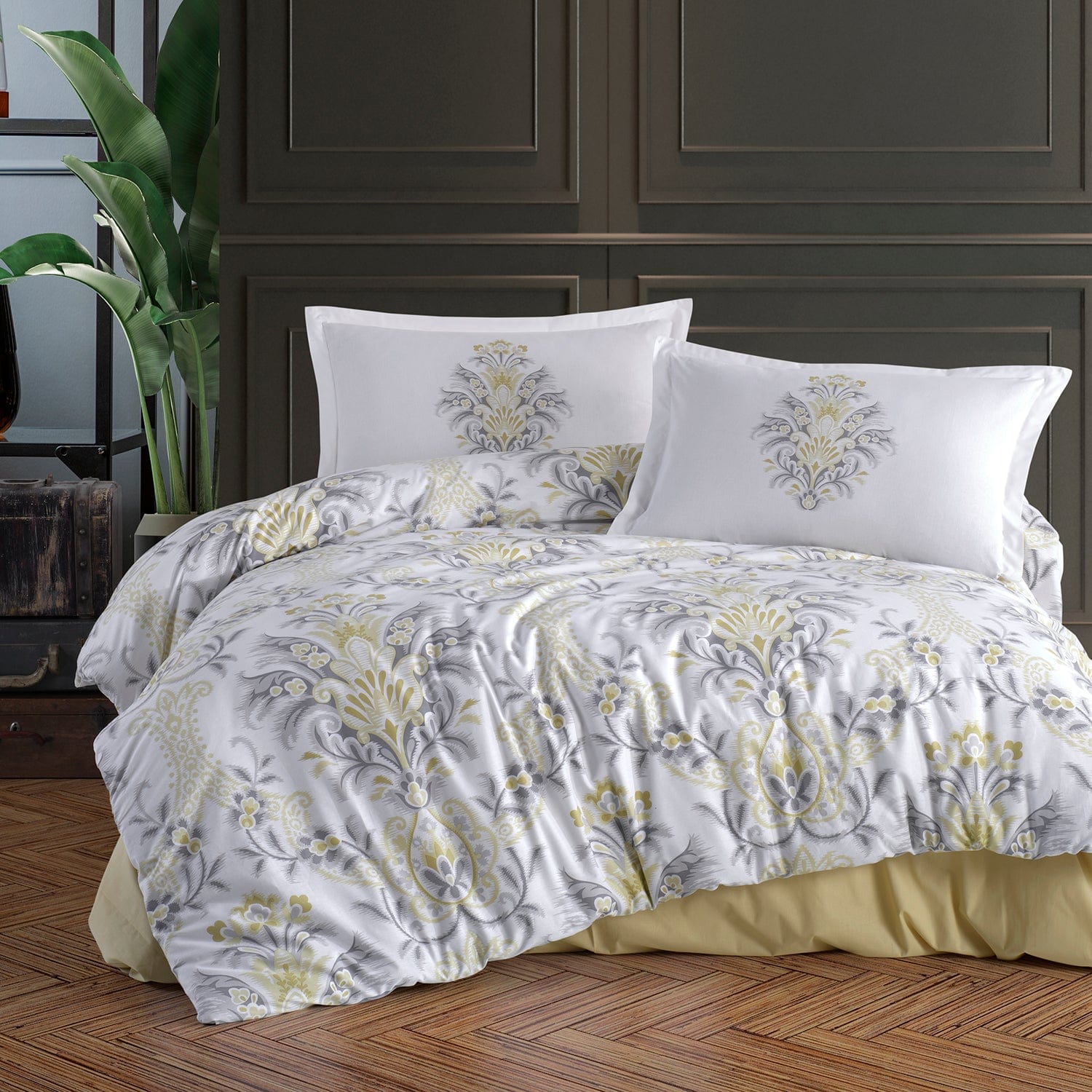 Set lenjerie pat clasy king size LIYA V1, bumbac, alb/galben, 240x260 cm, cu cearceaf pat, cearceaf pilota si 2 fete de perna