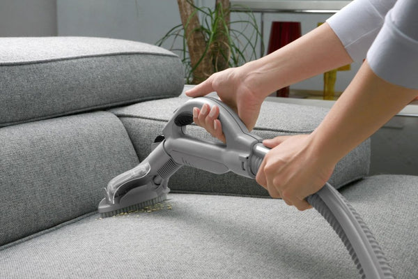 Soluții eficiente pentru curățarea canapelei cu tapițerie din stofă - ACAJU 