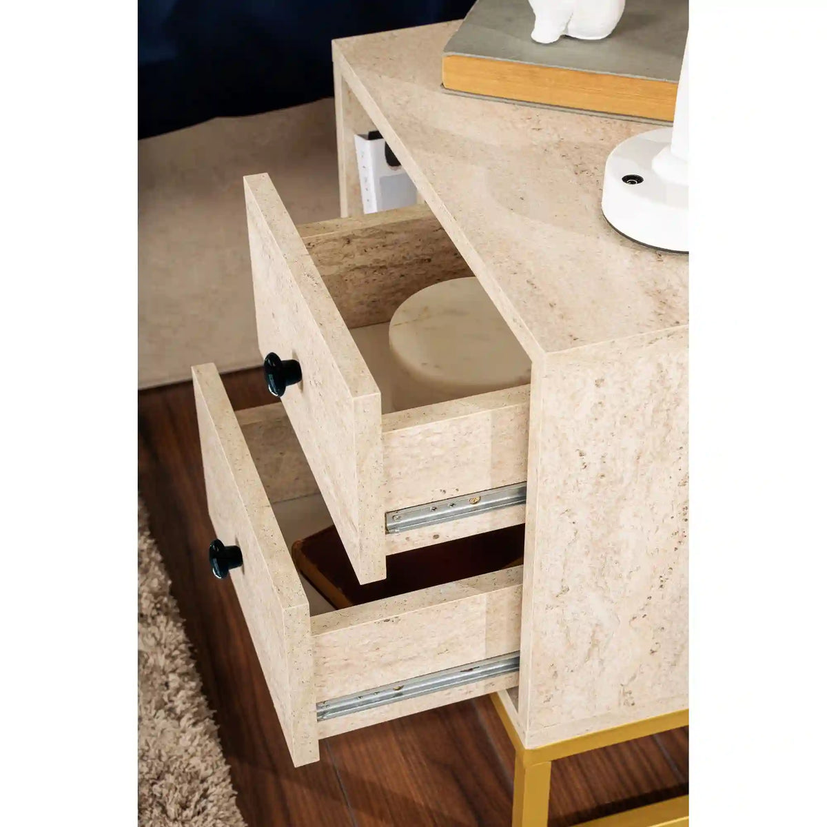 Noptiera GLIMMER, bej cu efect de piatra travertin/auriu, PAL/metal, 46x30x50 cm