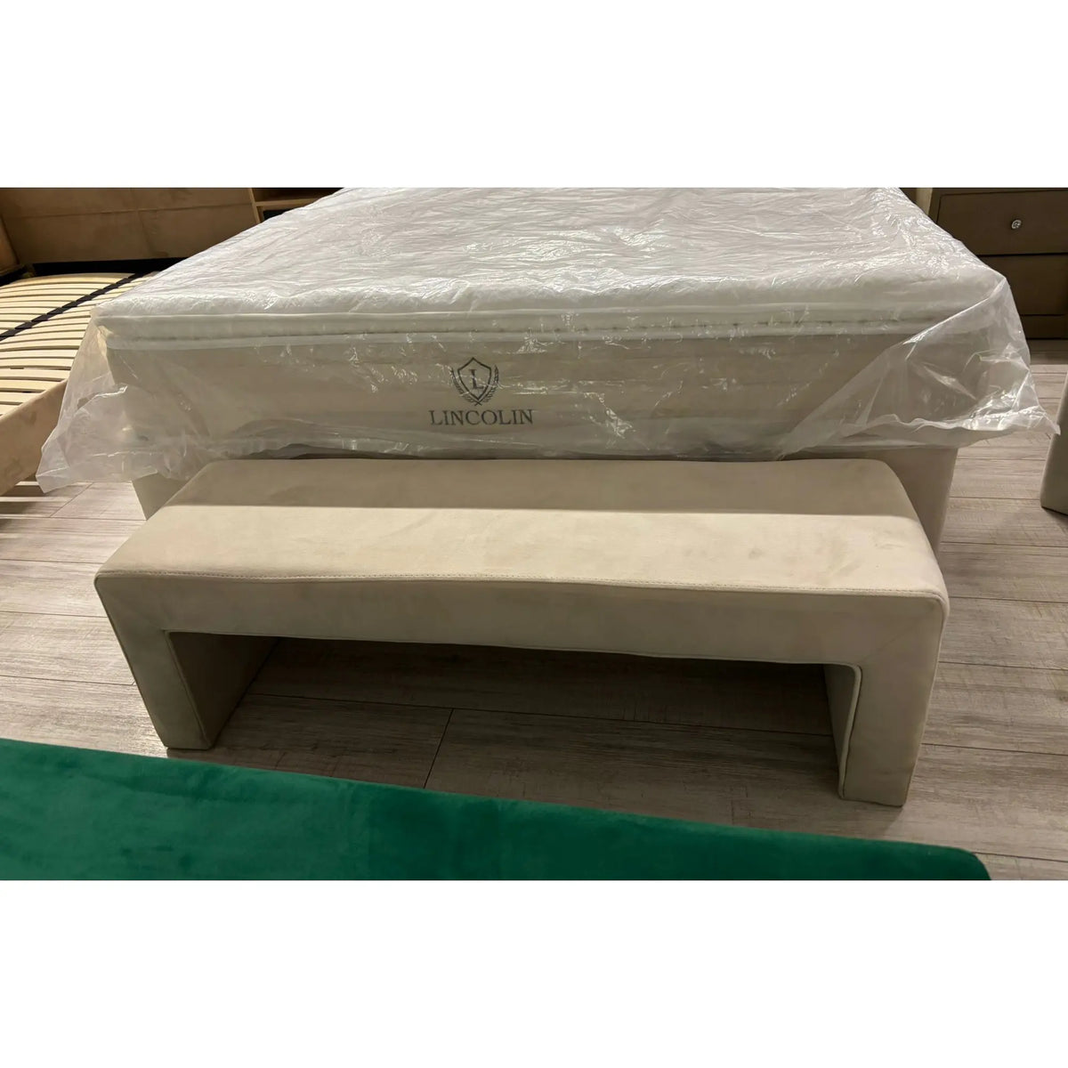 PRODUS RESIGILAT - Bancheta LINCOLIN, crem, stofa catifelata, 120x39x37 cm