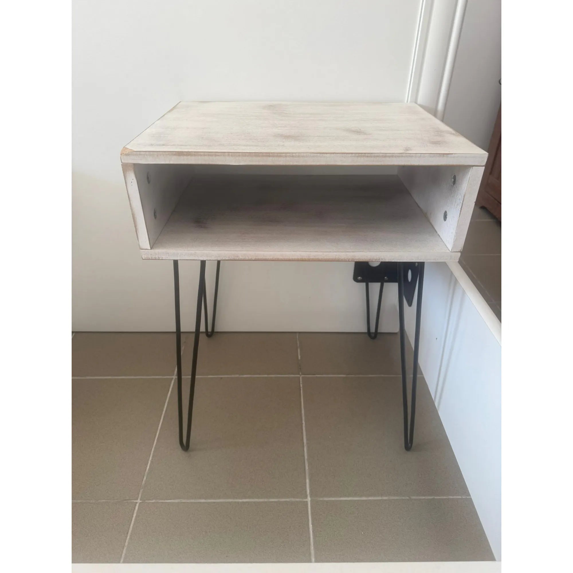 PRODUS RESIGILAT - Noptiera HONEJ, alb vintage/negru, 45x35x58 cm