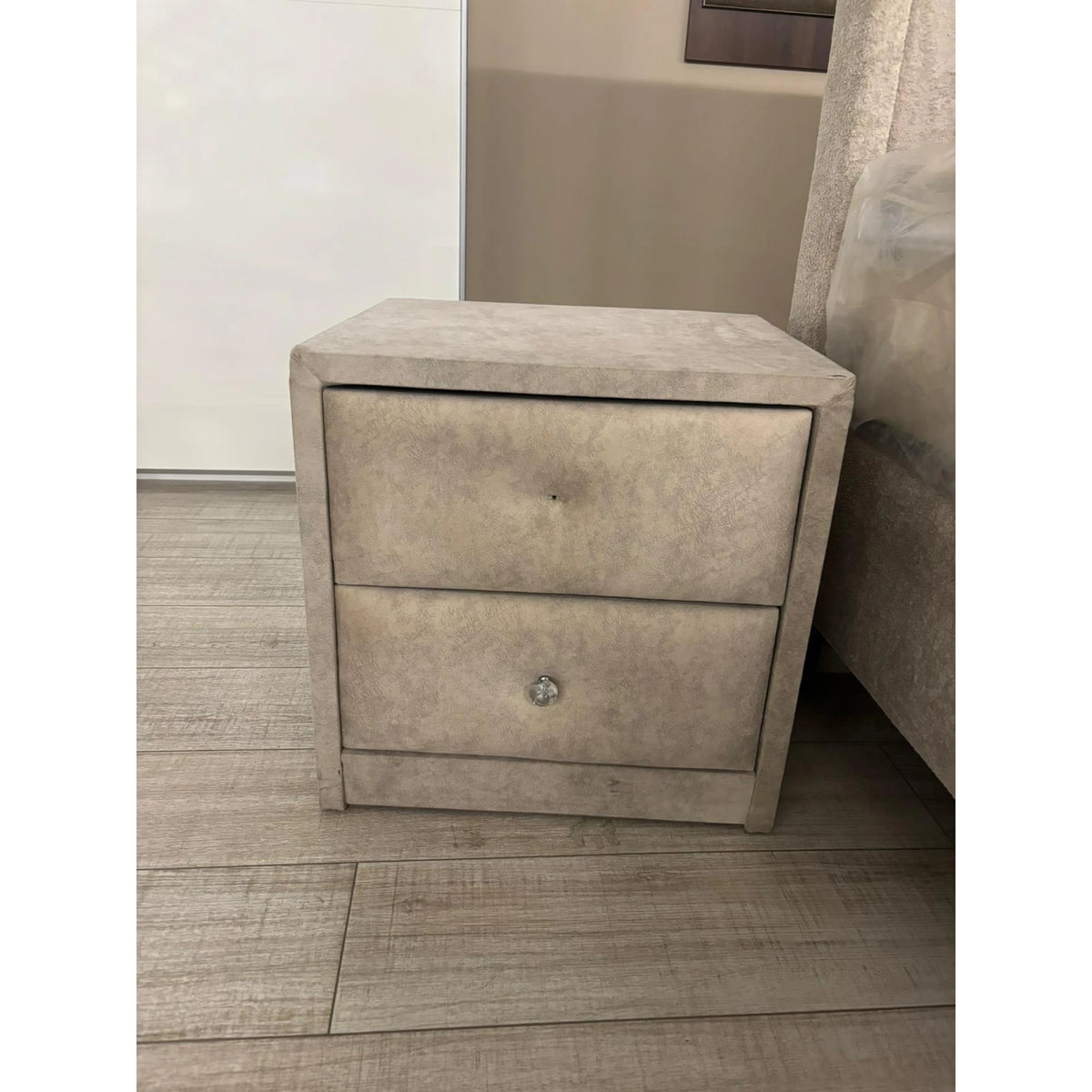 PRODUS RESIGILAT - Noptiera MAGNESIA, bej, stofa catifelata, 50x45x51 cm