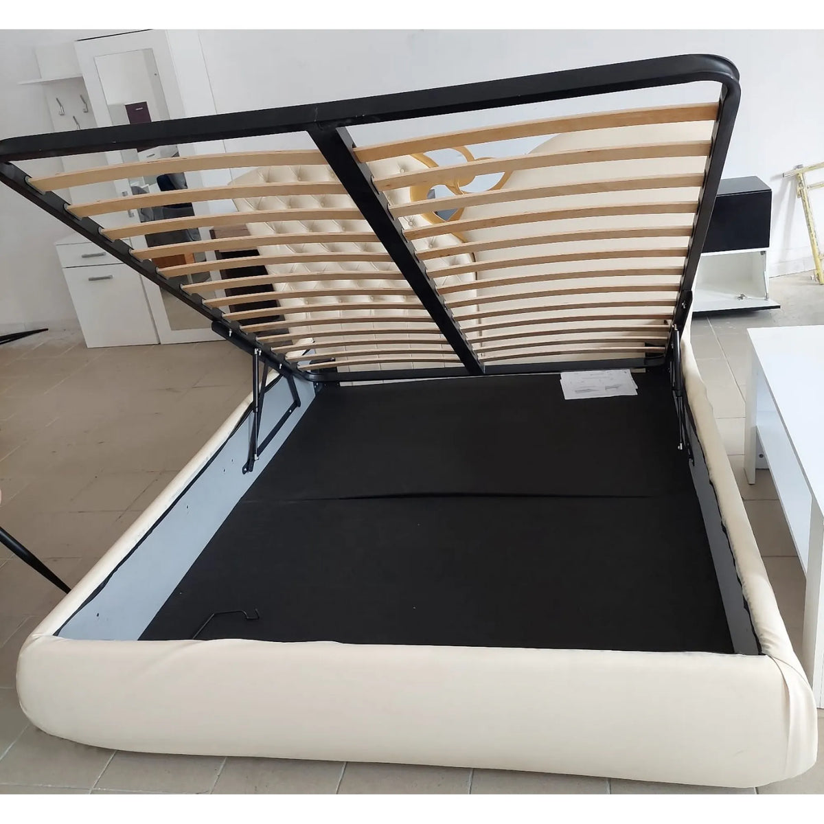 PRODUS RESIGILAT - Pat MARILYN 160x200, piele ecologica crem, cu somiera metalica