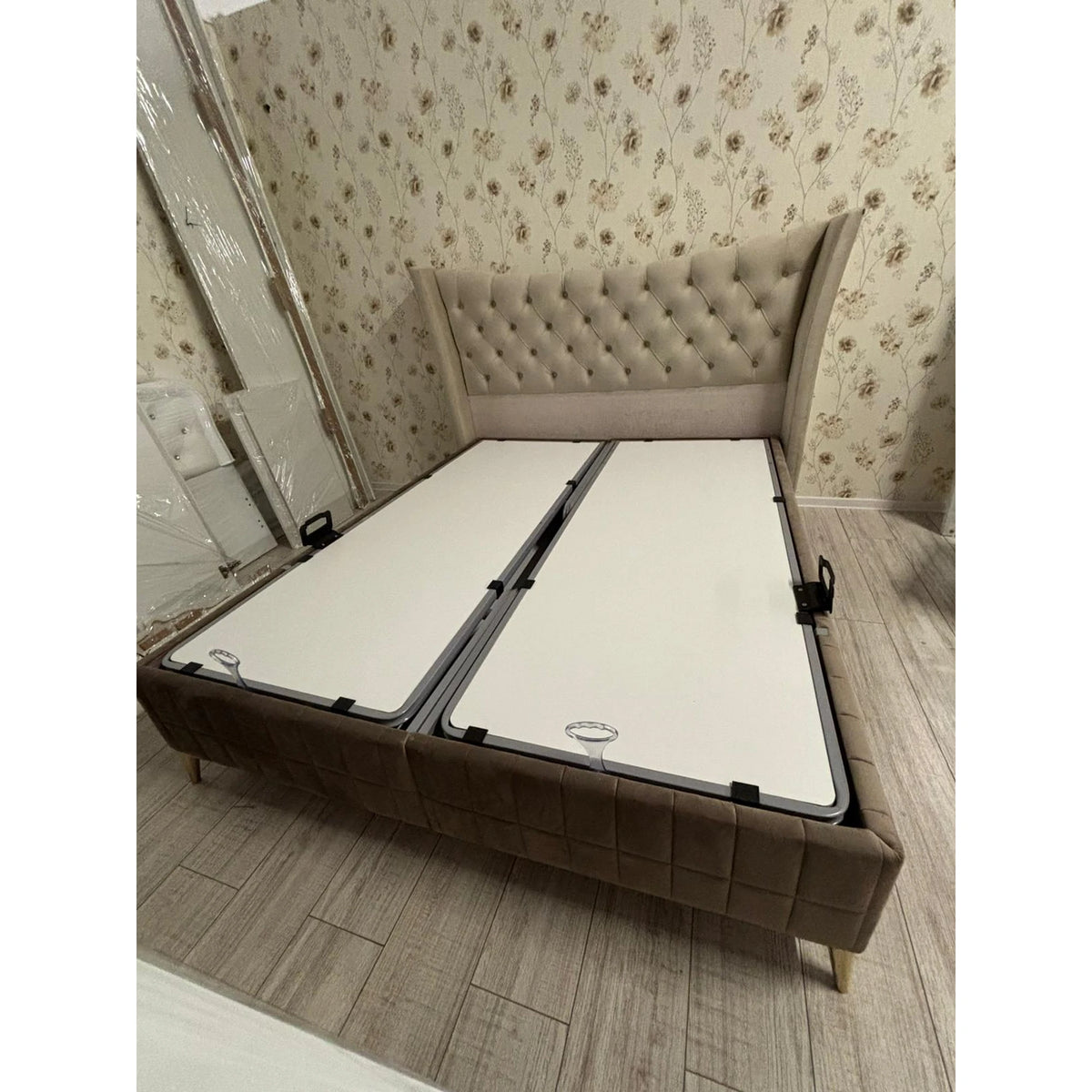 PRODUS RESIGILAT - Pat MILANO 160x200, stofa catifelata maro deschis - BF 04, cu somiera si spatiu depozitare