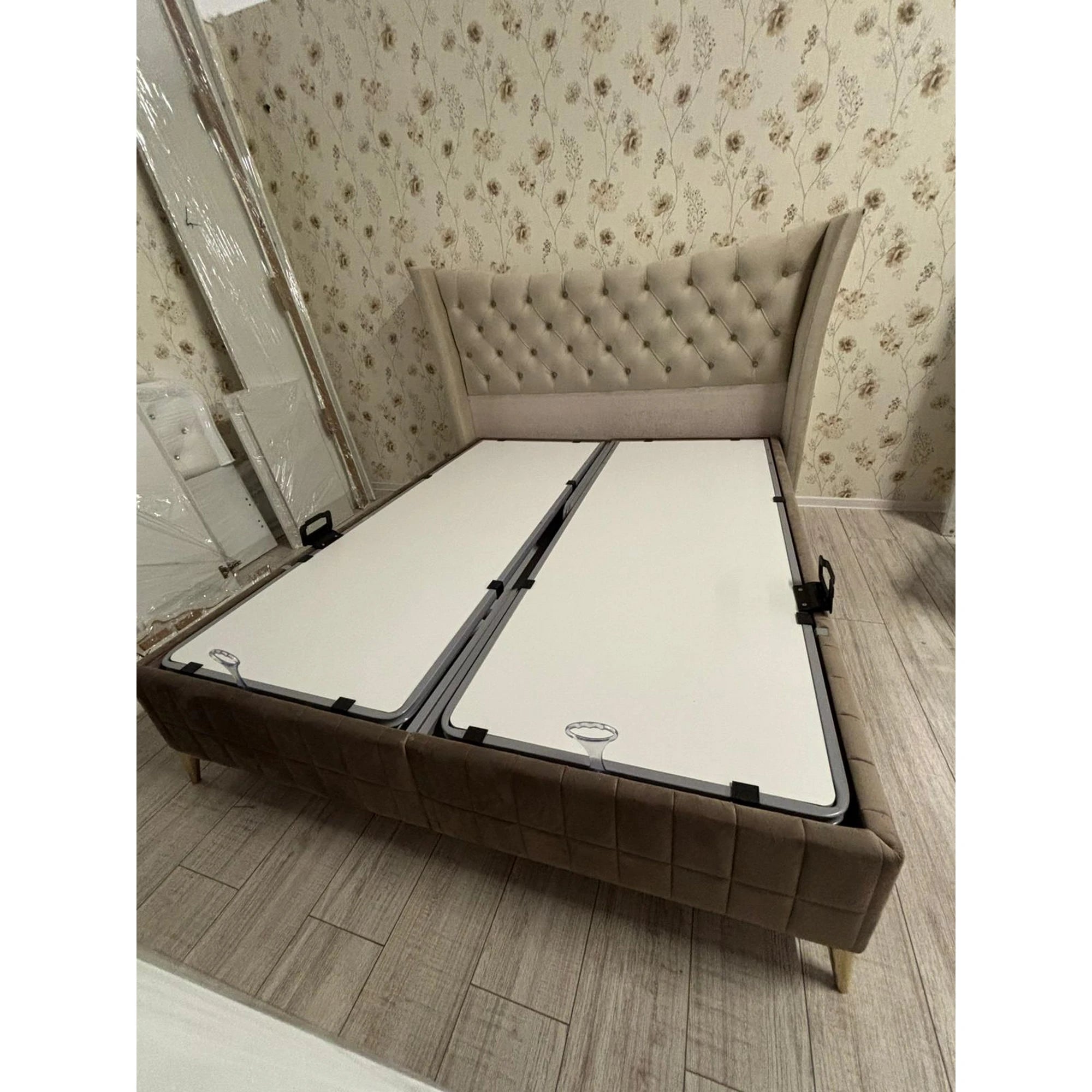 PRODUS RESIGILAT - Pat MILANO 160x200, stofa catifelata maro deschis - BF 04, cu somiera si spatiu depozitare