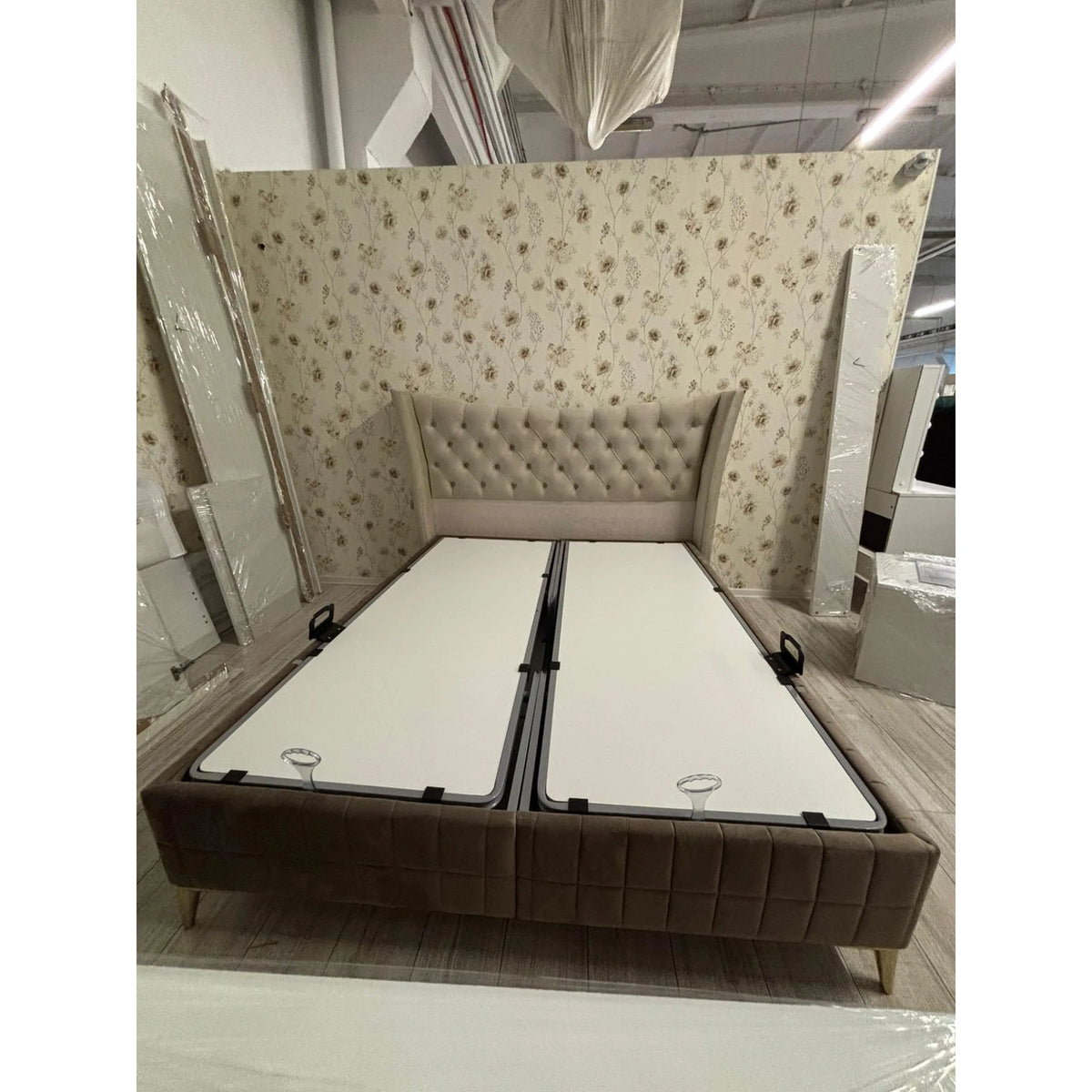 PRODUS RESIGILAT - Pat MILANO 160x200, stofa catifelata maro deschis - BF 04, cu somiera si spatiu depozitare