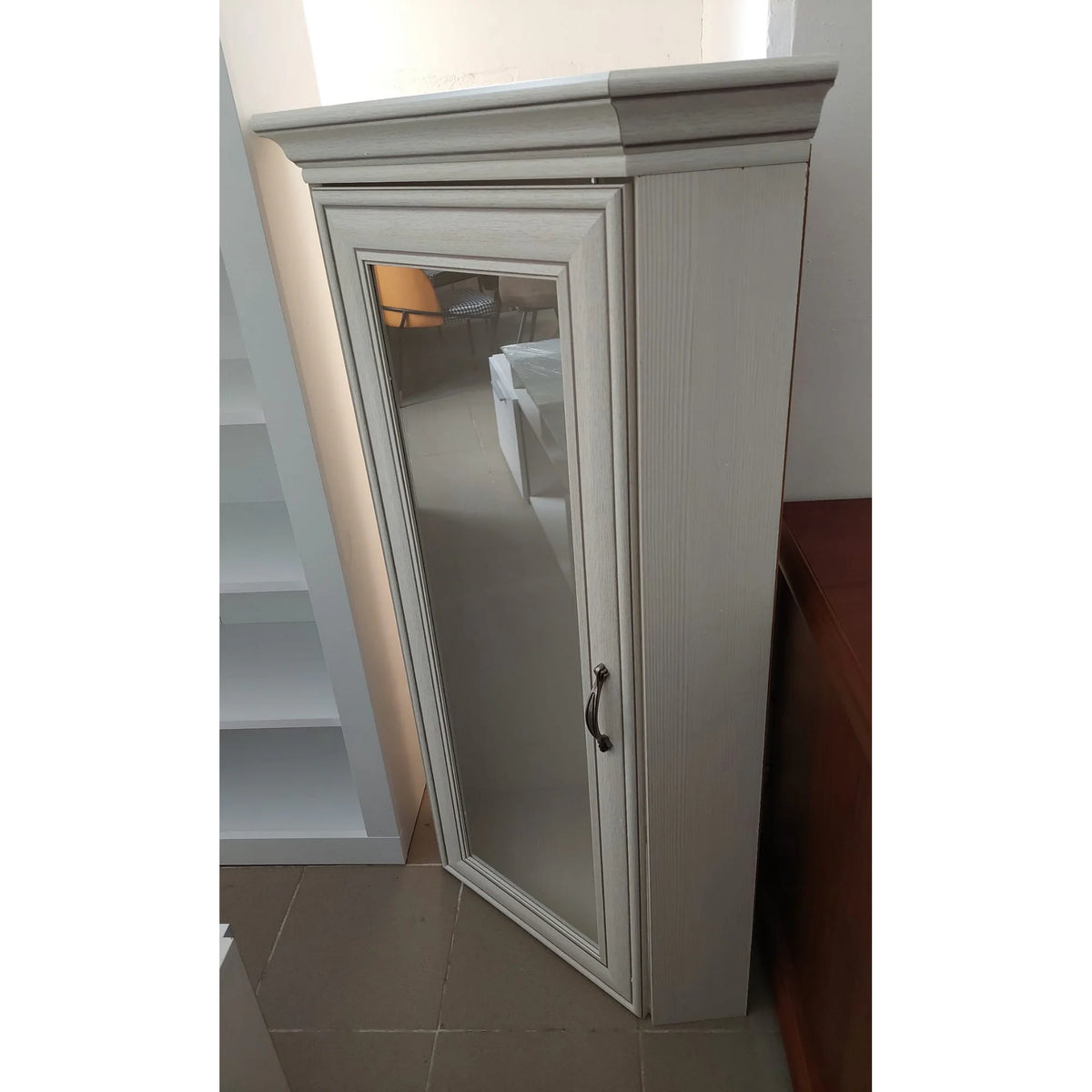 PRODUS RESIGILAT - Vitrina de colt TIFFANY, alb vintage, PAL/sticla, 52x52x122 cm