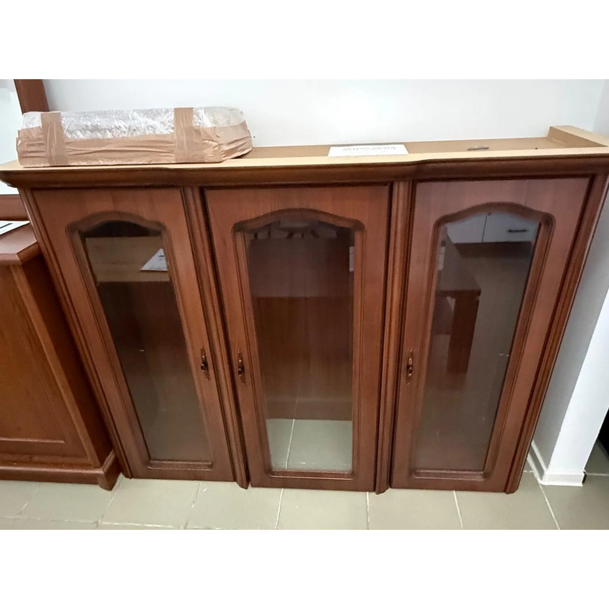 PRODUS RESIGILAT - Vitrina NATALIA, visin primavera, PAL/sticla, 151x45x111 cm