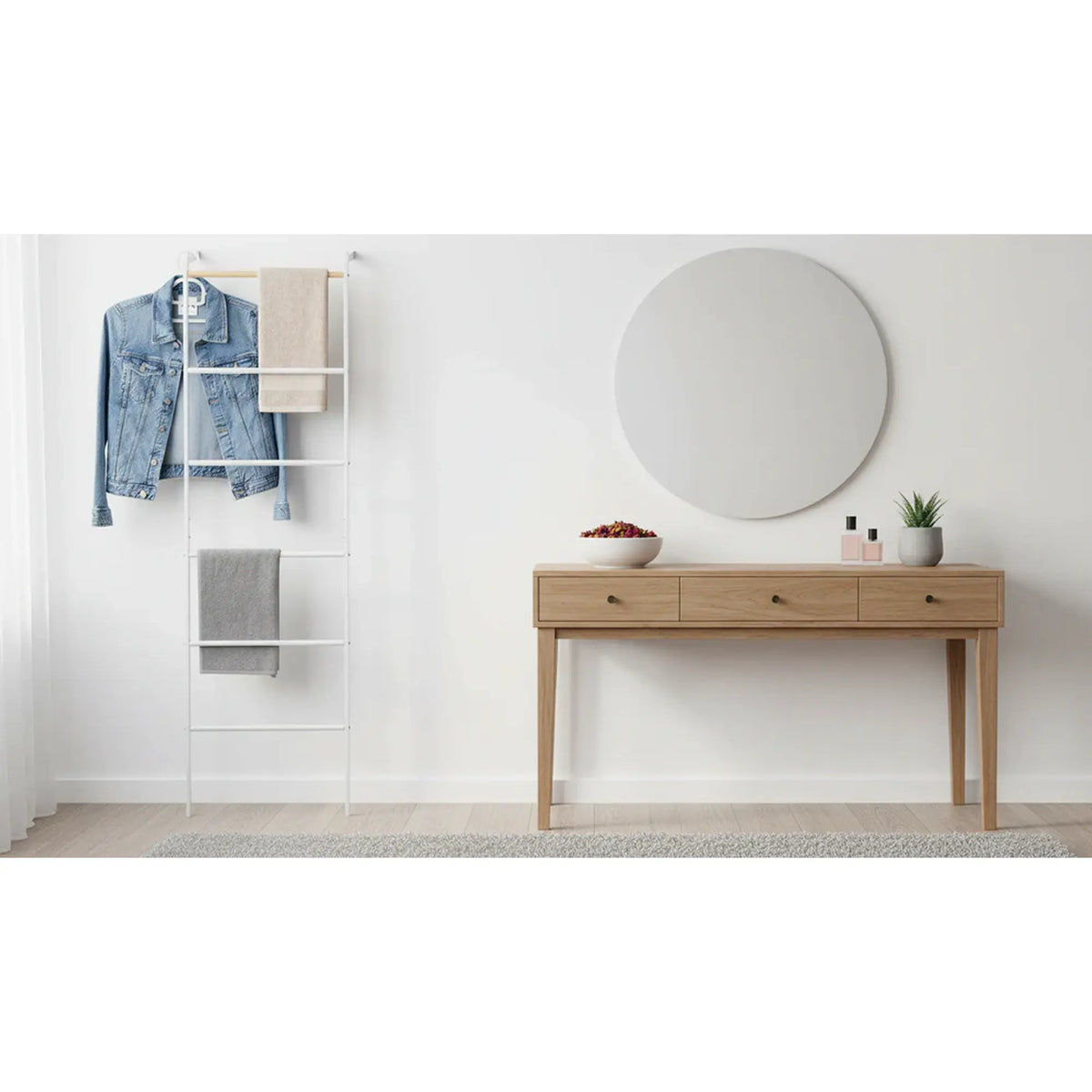 Stander haine BUNY, alb, metal, 45x28x161 cm