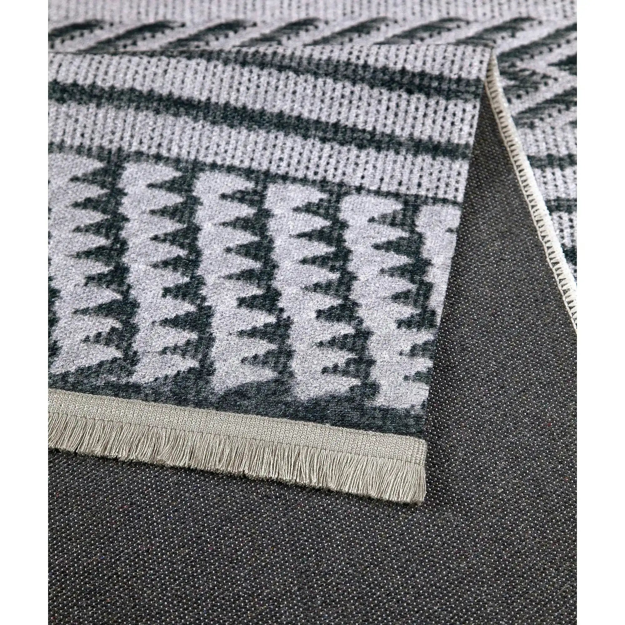 Covor 1514B, 80x150 cm, forma dreptunghiulara, tesatura catifelata, alb/gri
