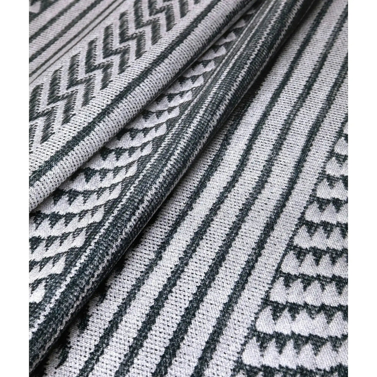 Covor 1514B, 80x150 cm, forma dreptunghiulara, tesatura catifelata, alb/gri