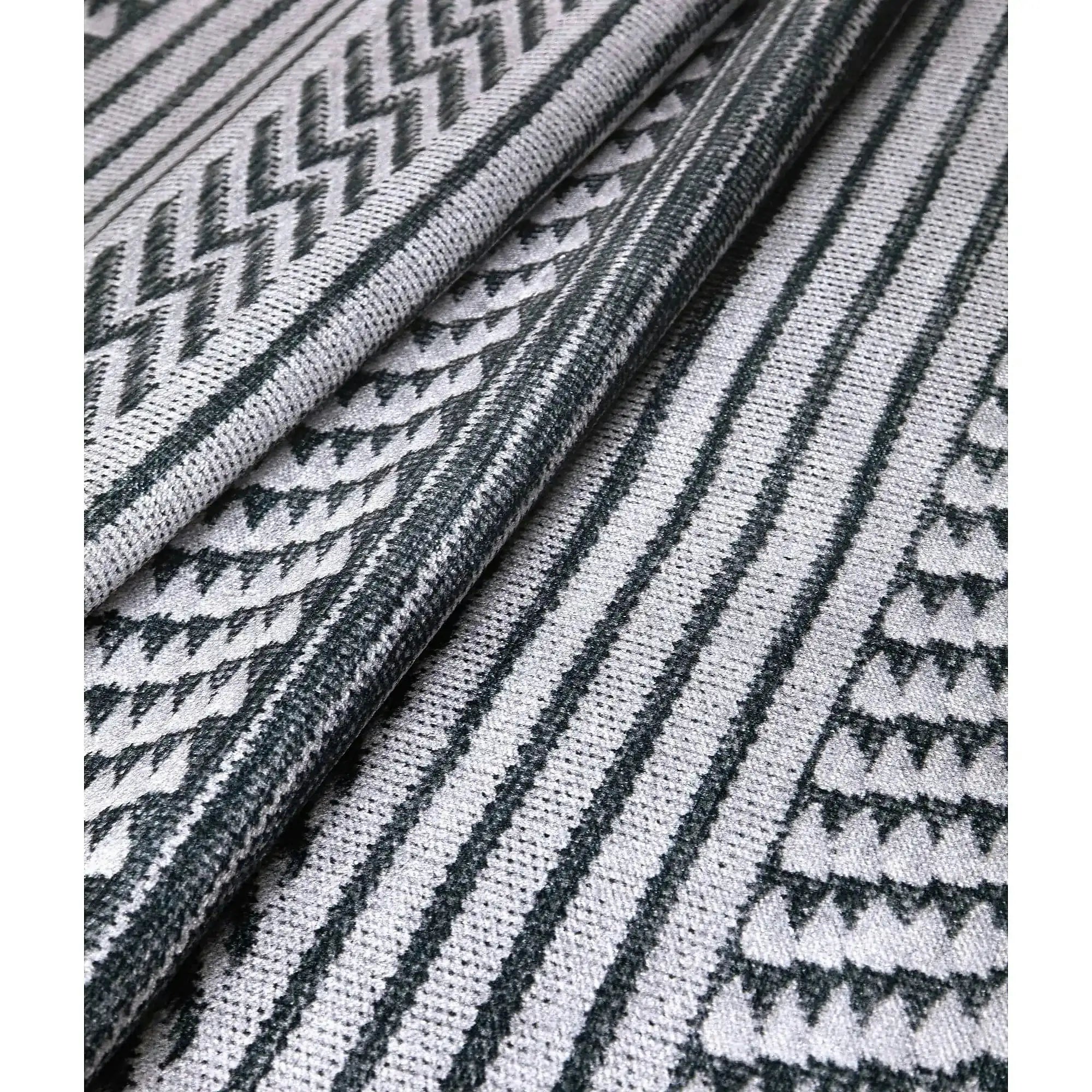 Covor 1514B, 80x150 cm, forma dreptunghiulara, tesatura catifelata, alb/gri