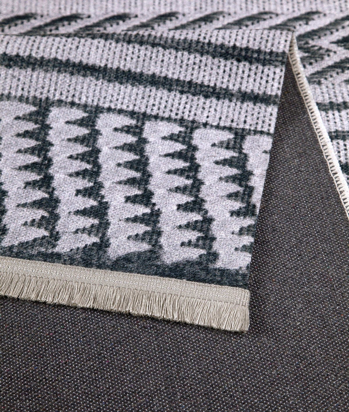 Covor 1514B, 80x150 cm, forma dreptunghiulara, tesatura catifelata, alb/gri