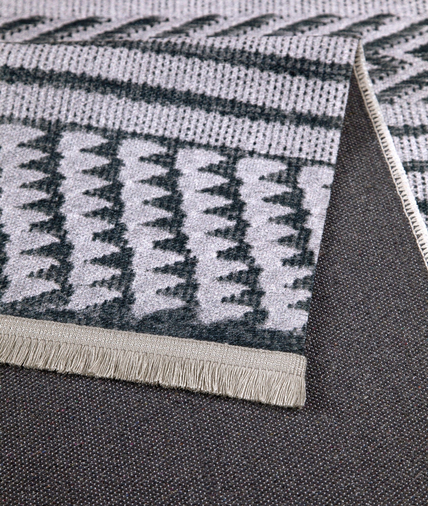 Covor 1514B, 80x150 cm, forma dreptunghiulara, tesatura catifelata, alb/gri