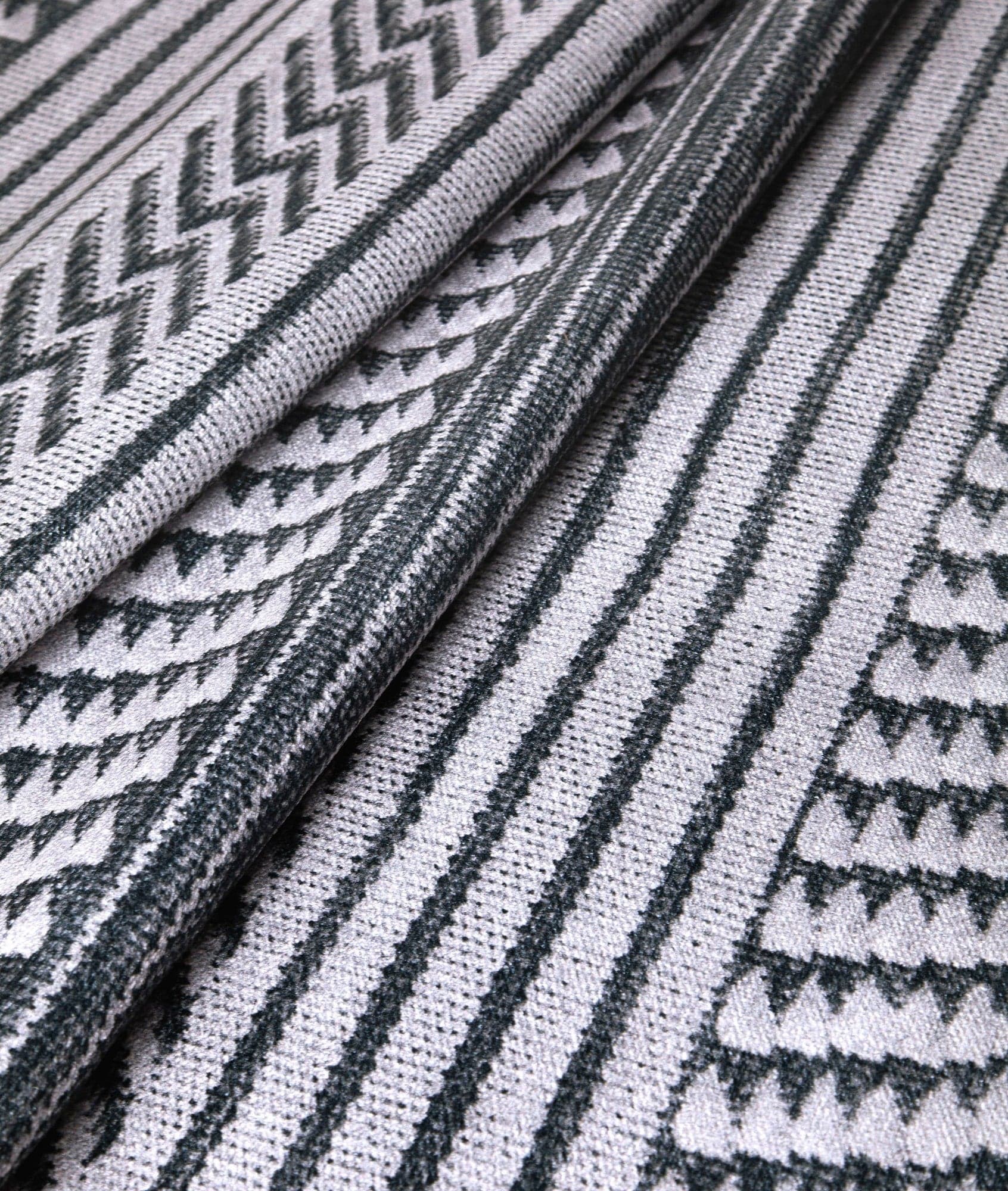 Covor 1514B, 80x150 cm, forma dreptunghiulara, tesatura catifelata, alb/gri