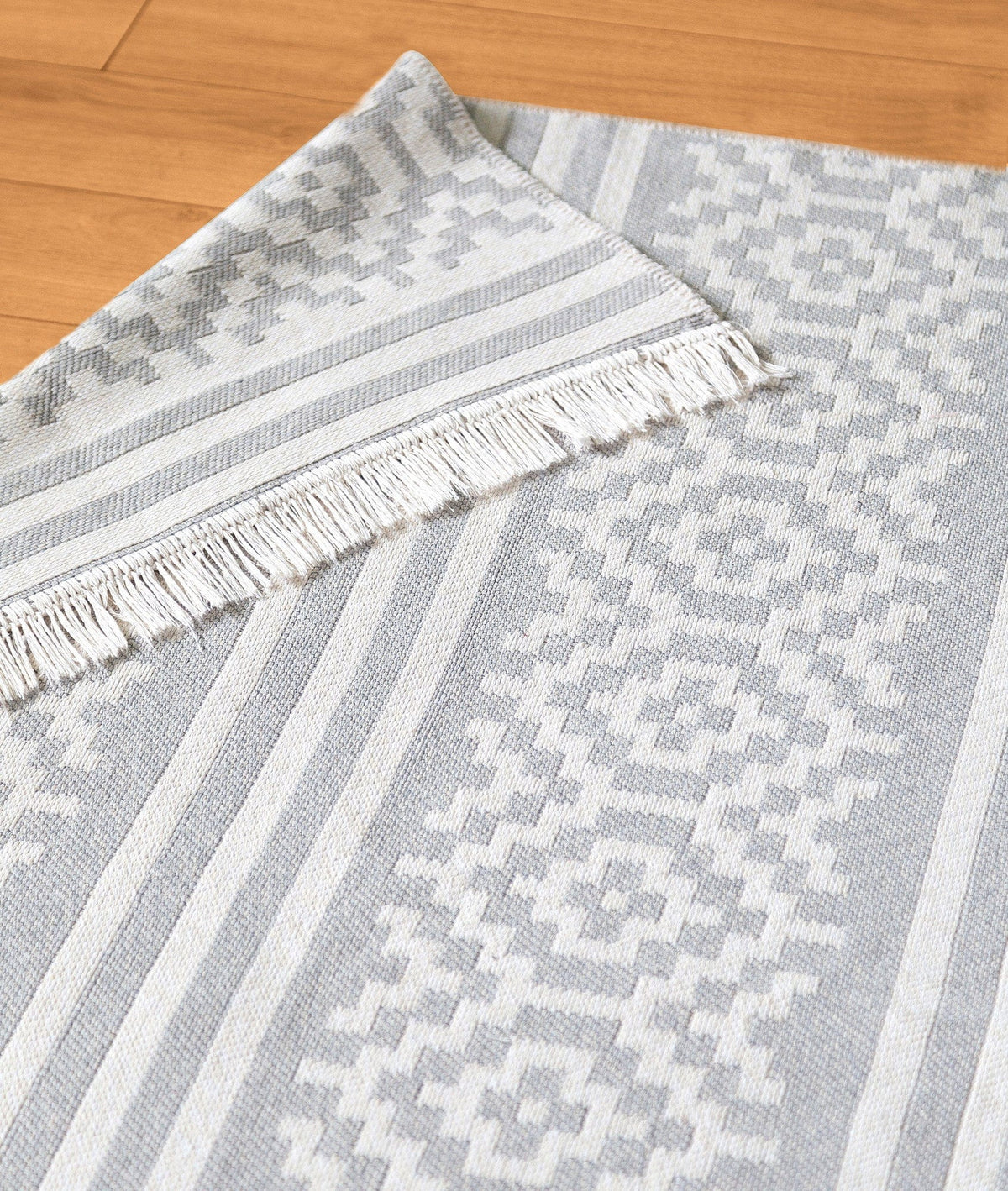 Covor 22996A, 60x100 cm, forma dreptunghiulara, bumbac, alb/gri