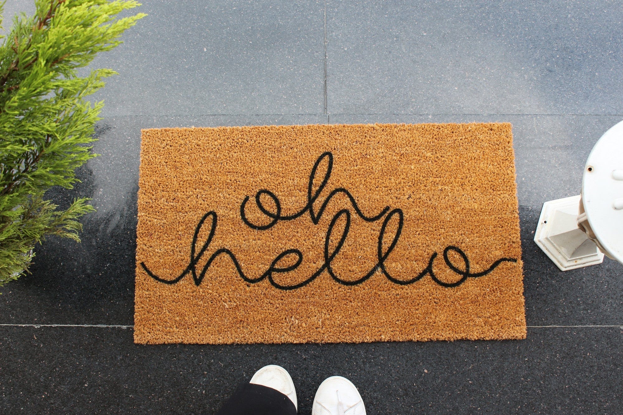 Covor intrare OH HELLO, 40x70 cm, forma dreptunghiulara, fibre de cocos, maro/negru