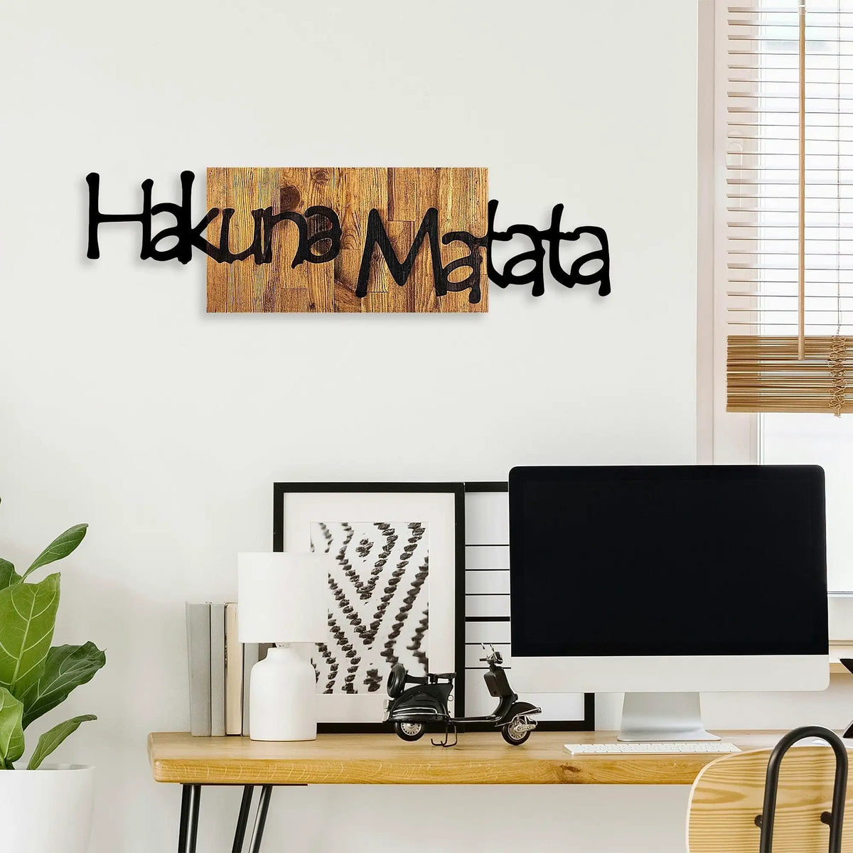Decoratiune perete HAKUNA MATATA 4, negru/nuc, metal/lemn, 108x3x30 cm
