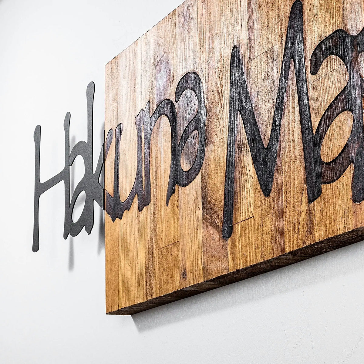 Decoratiune perete HAKUNA MATATA 4, negru/nuc, metal/lemn, 108x3x30 cm