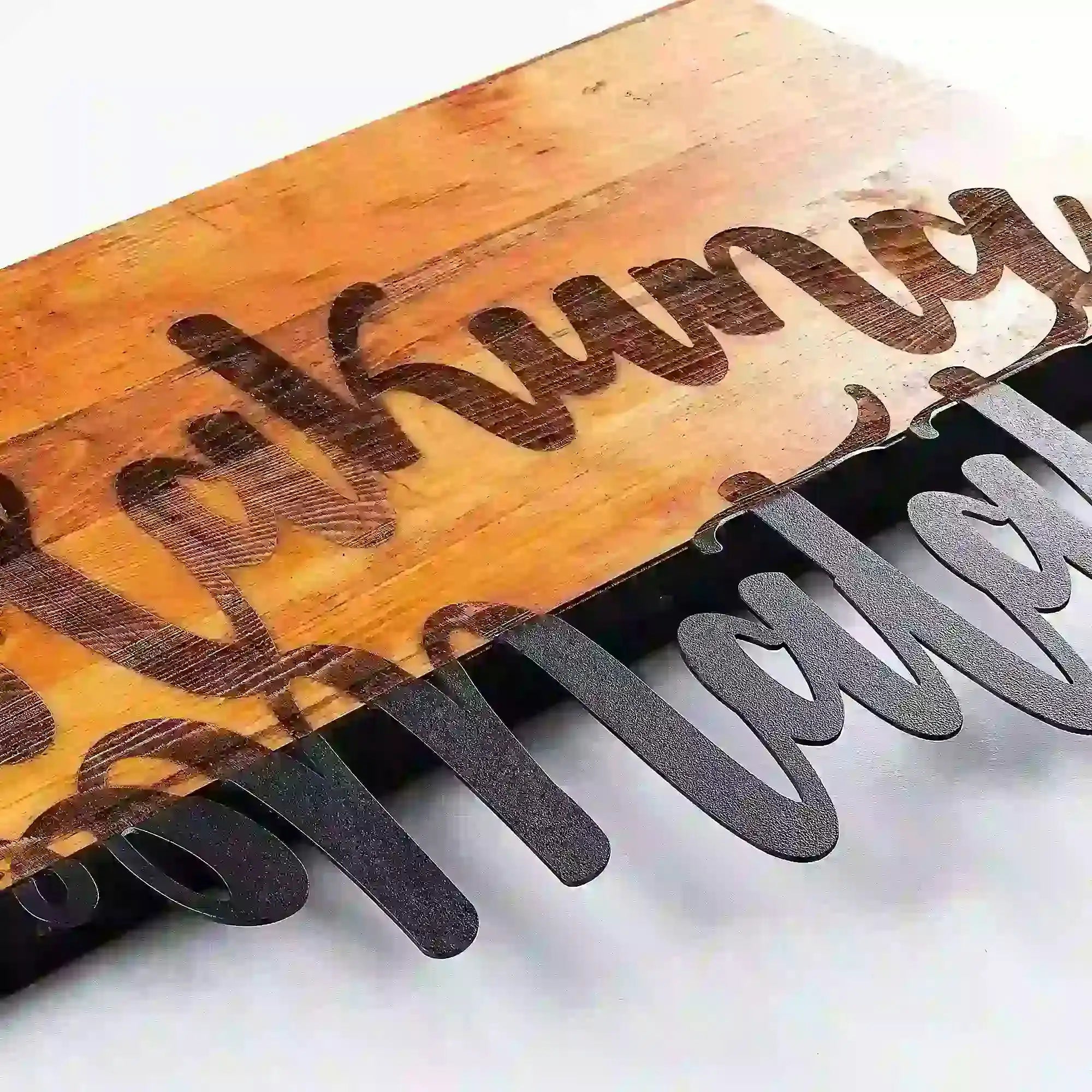 Decoratiune perete HAKUNA MATATA, stejar/negru, lemn/metal, 58x38 cm