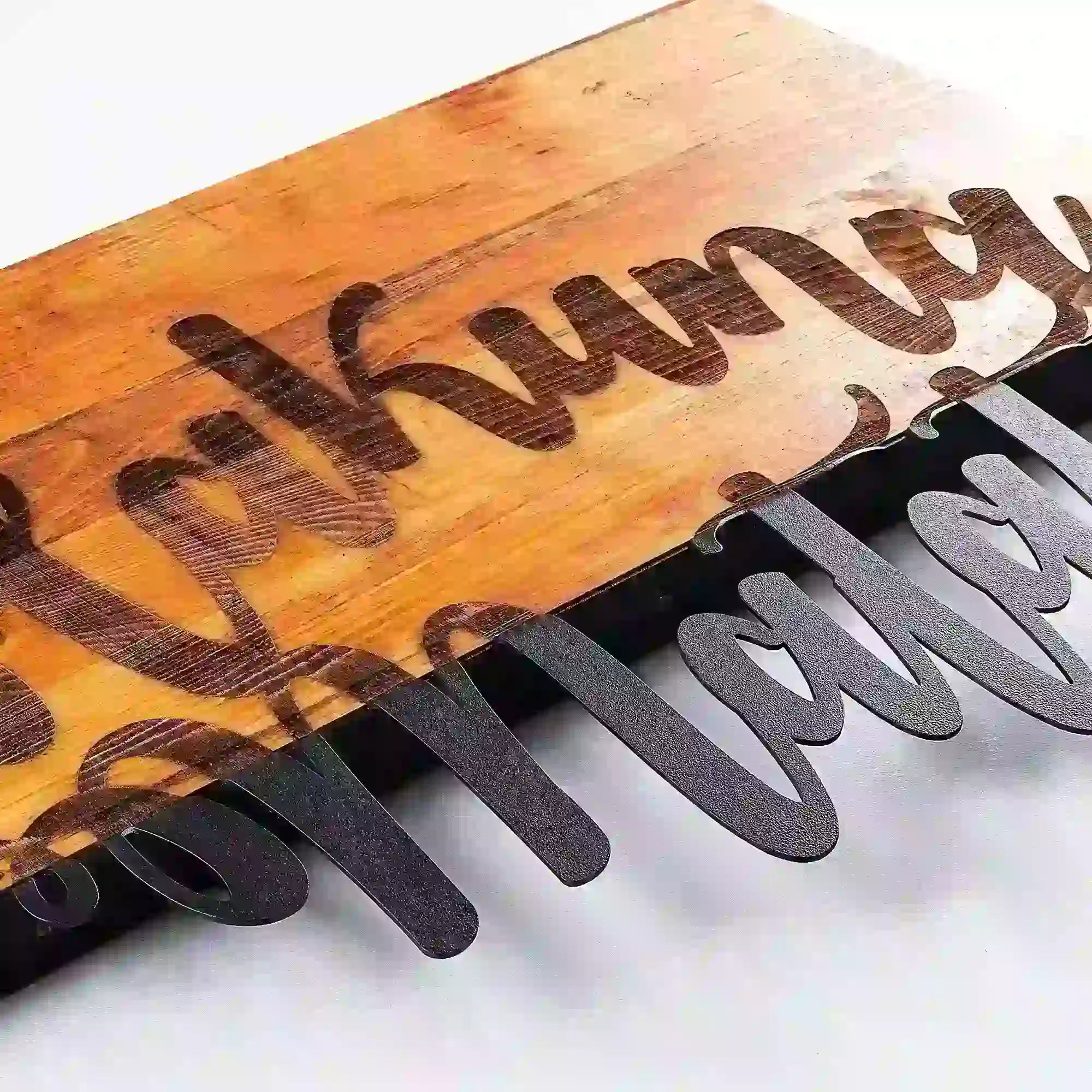 Decoratiune perete HAKUNA MATATA, stejar/negru, lemn/metal, 58x38 cm