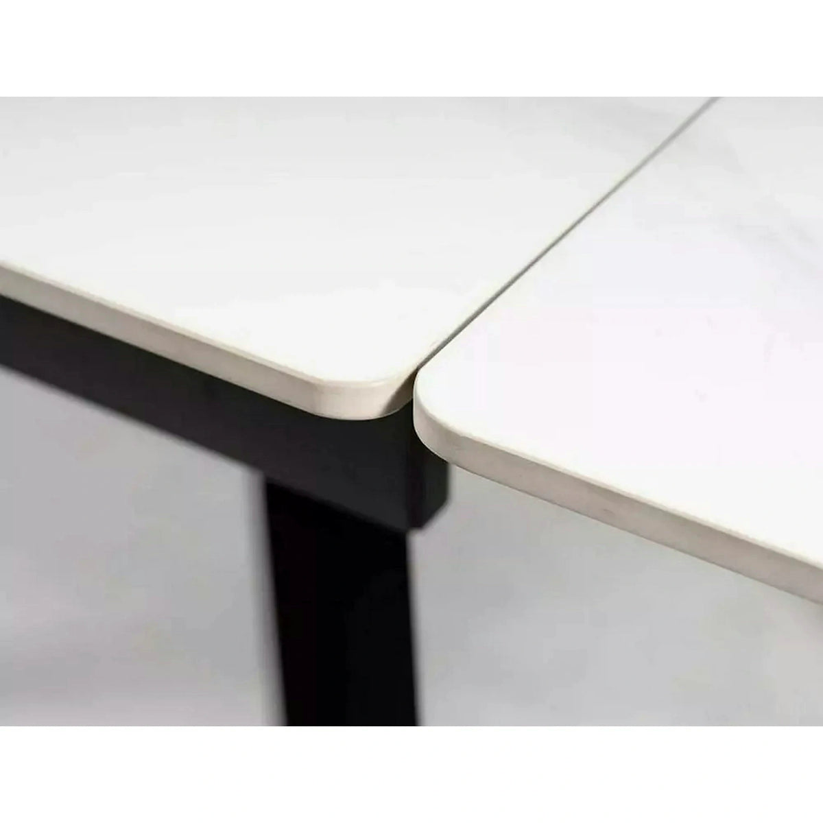 Masa extensibila JOHN, crem cu efect de marmura/negru mat, ceramica/metal, 120/180x85x76 cm