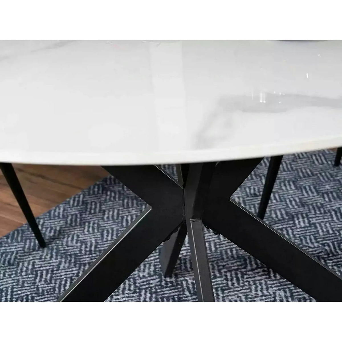 Masa TALIA, alb cu efect de marmura/negru mat, ceramica/metal, 90x90x75 cm