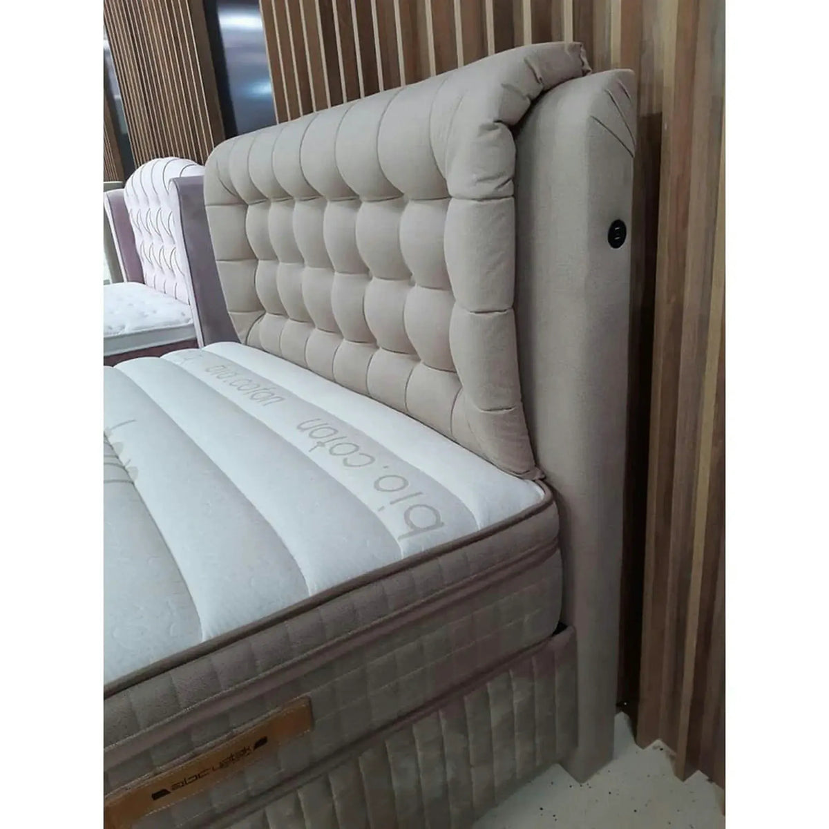 Pat BIO LIFE 140x200, bej, stofa/burete/PAL/metal, cu somiera, lada pentru depozitare si port USB