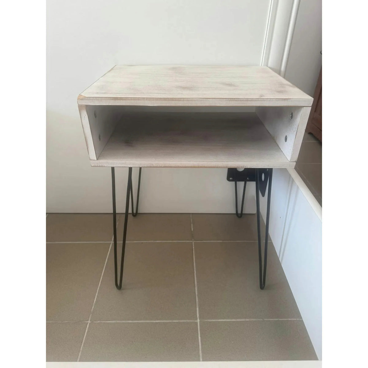 PRODUS RESIGILAT - Noptiera HONEJ, alb vintage/negru, 45x35x58 cm