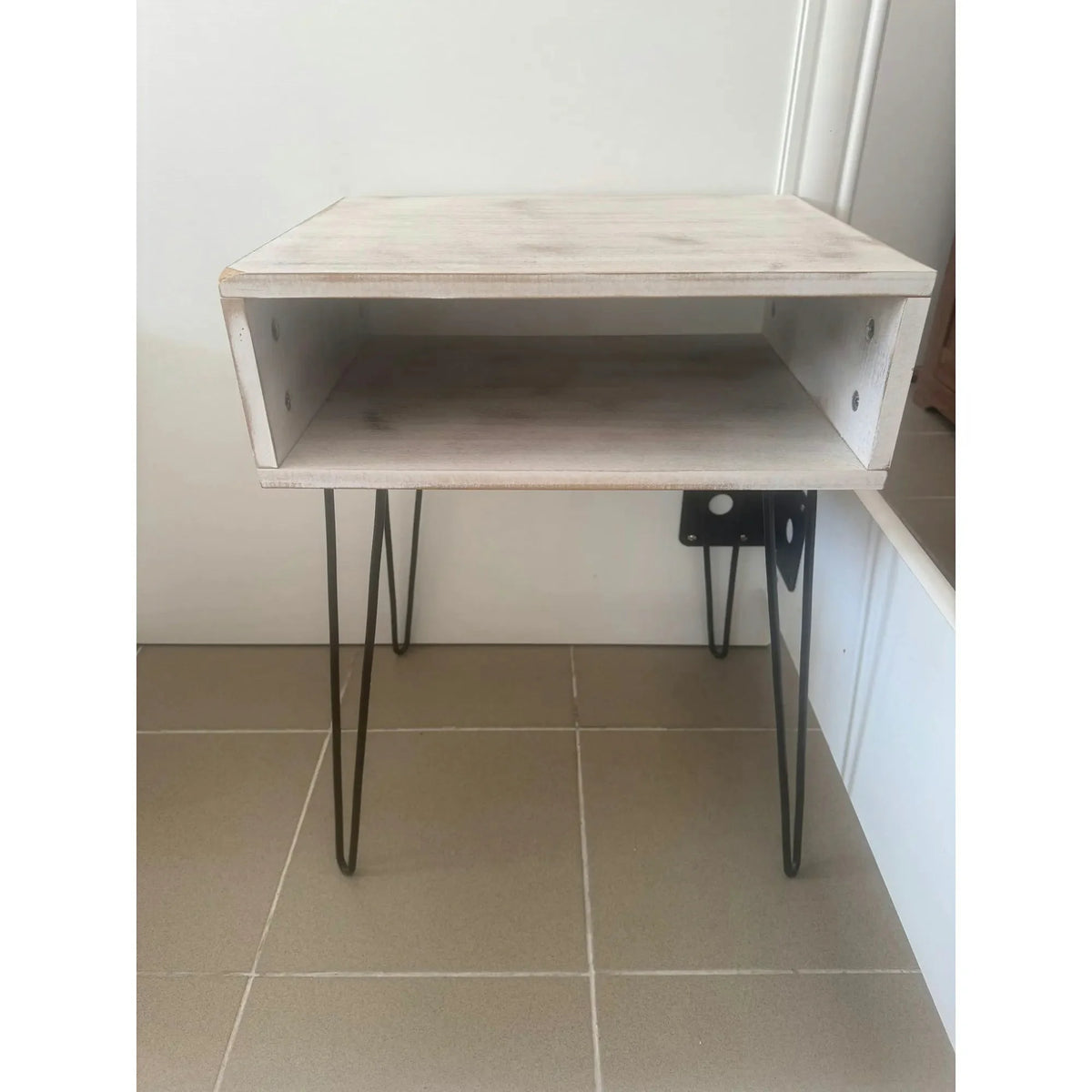 PRODUS RESIGILAT - Noptiera HONEJ, alb vintage/negru, 45x35x58 cm