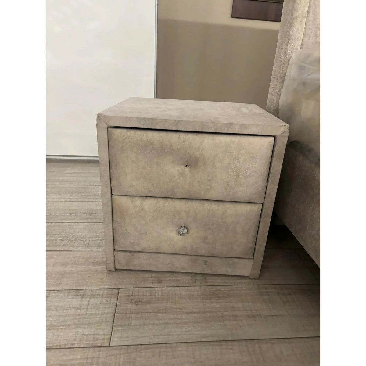 PRODUS RESIGILAT - Noptiera MAGNESIA, bej, stofa catifelata, 50x45x51 cm